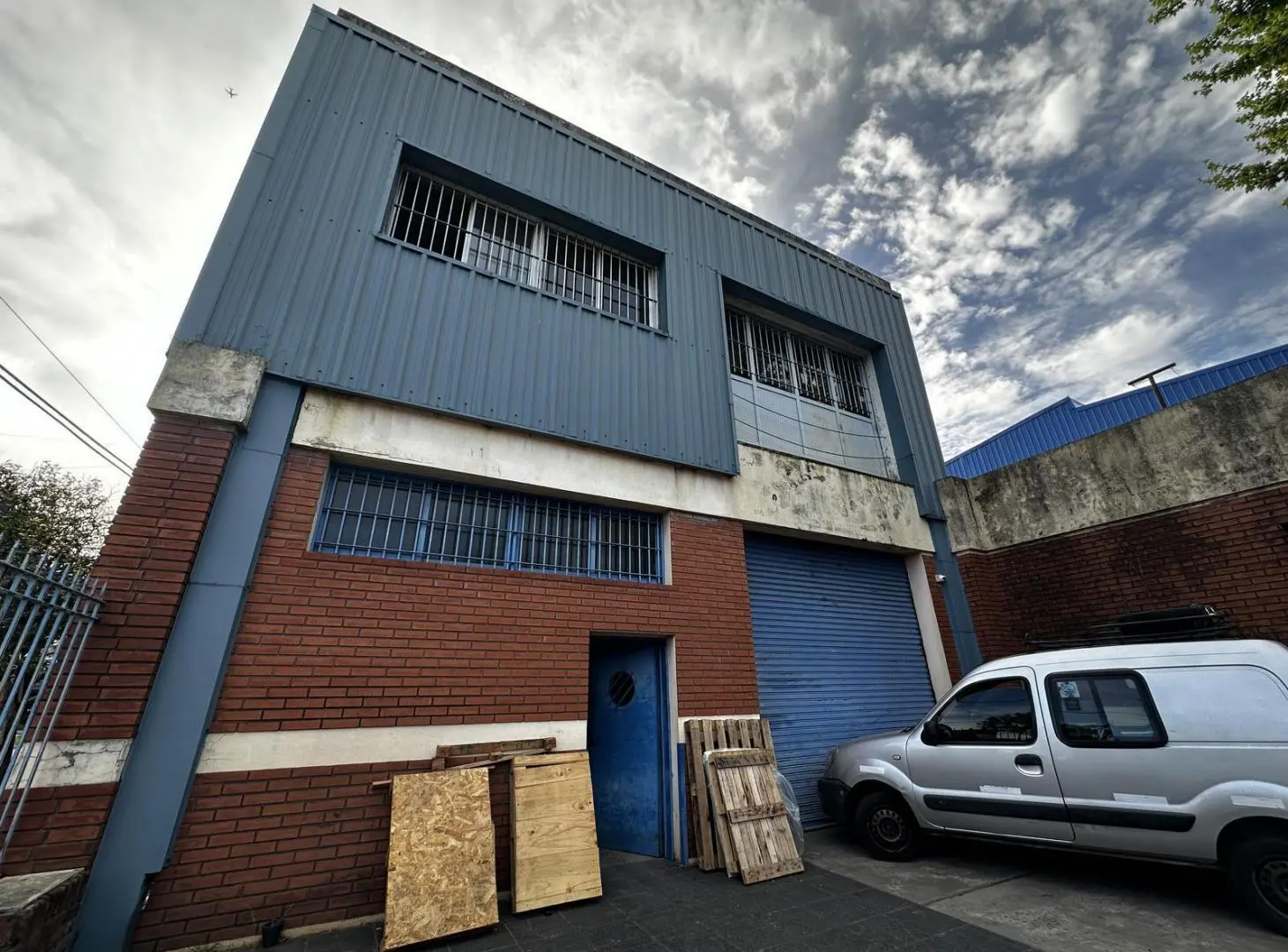 GALPON EN VENTA EN LANUS OESTE - 2 PLANTAS - CON ASCENSOR 2