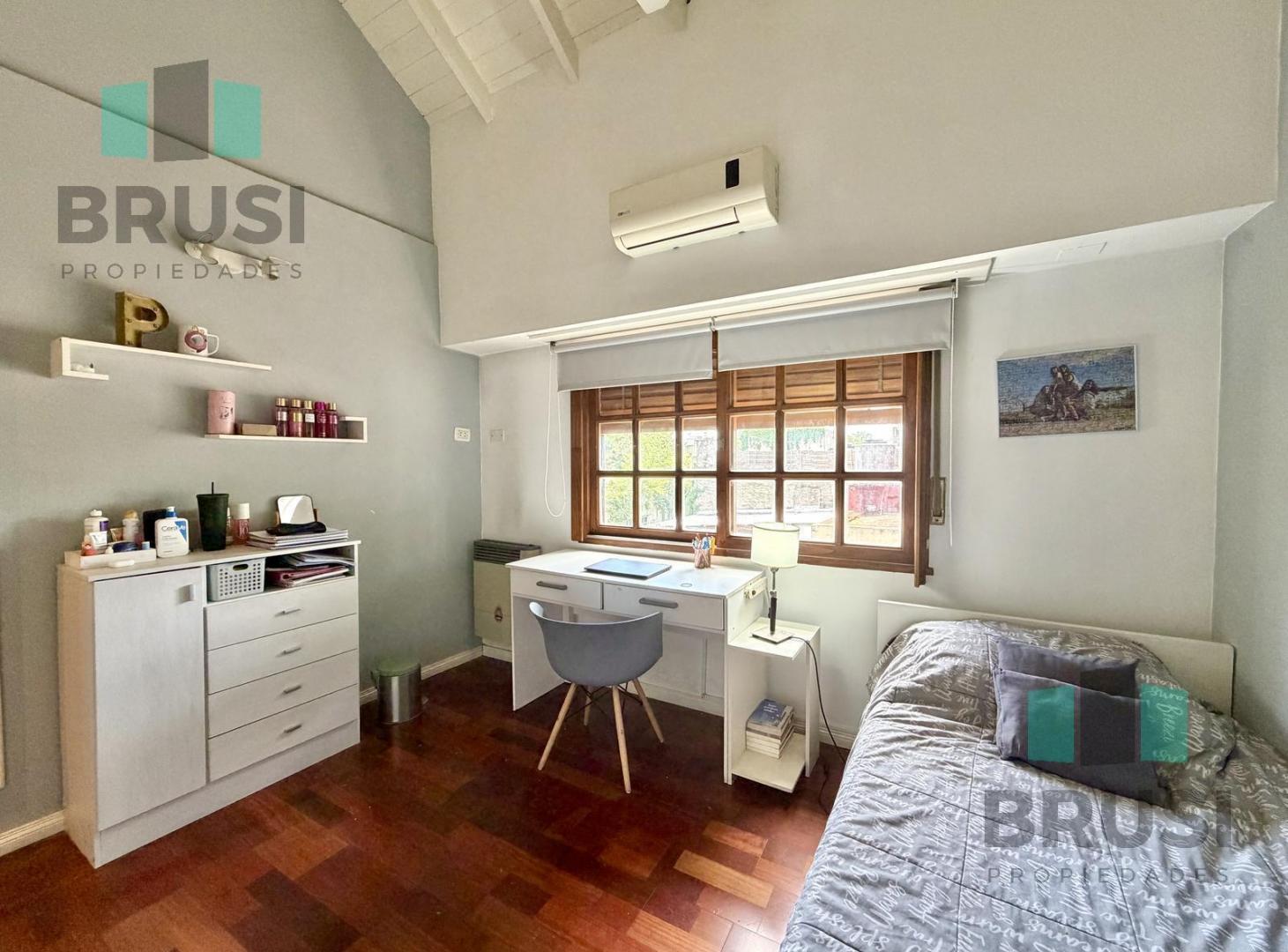 CASA EN VENTA EN BANFIELD - 4 AMBIENTES - 2 PLANTAS