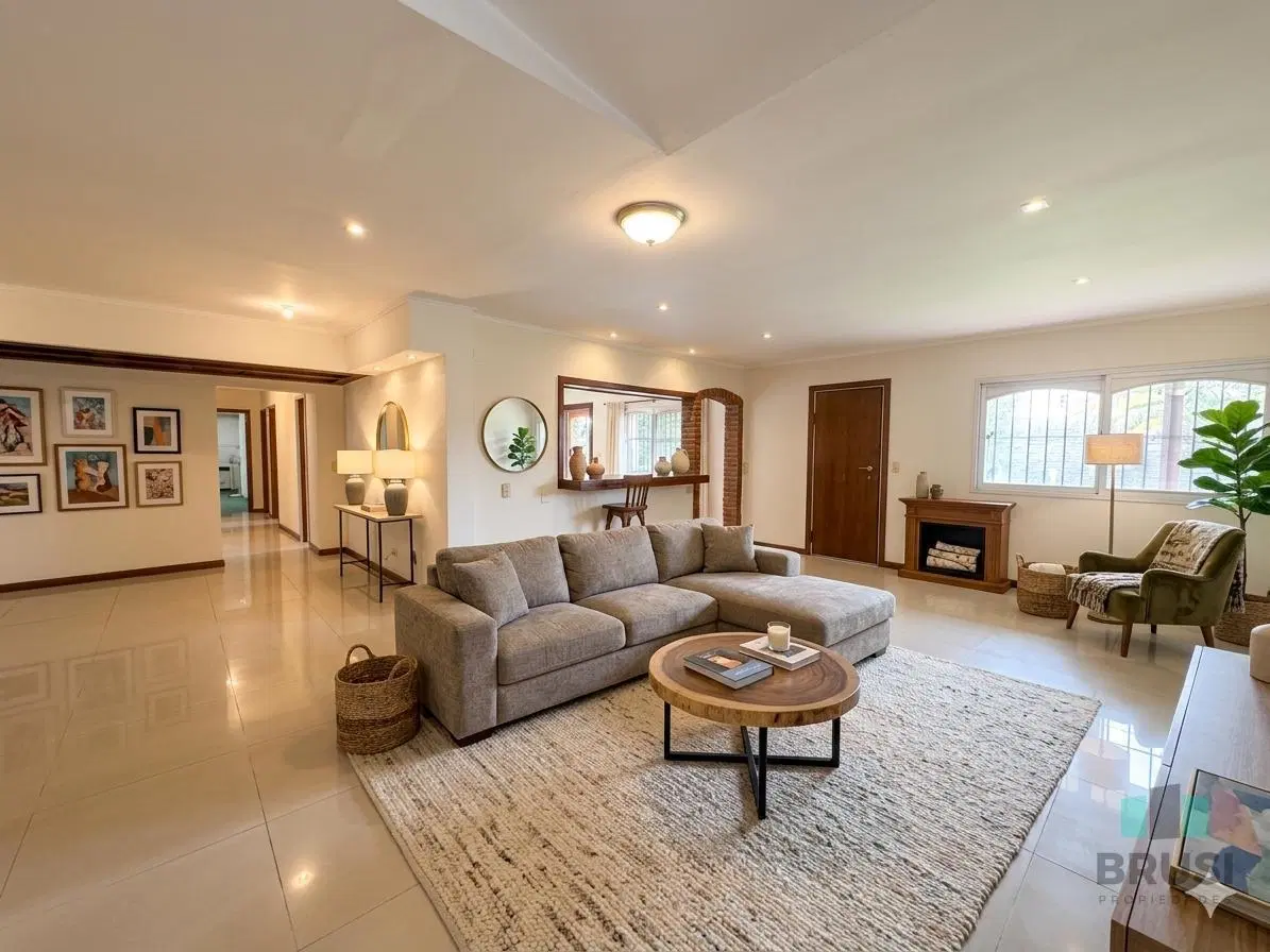 CASA EN VENTA BERAZATEGUI AMPLIO PARQUE Y PISCINA 4