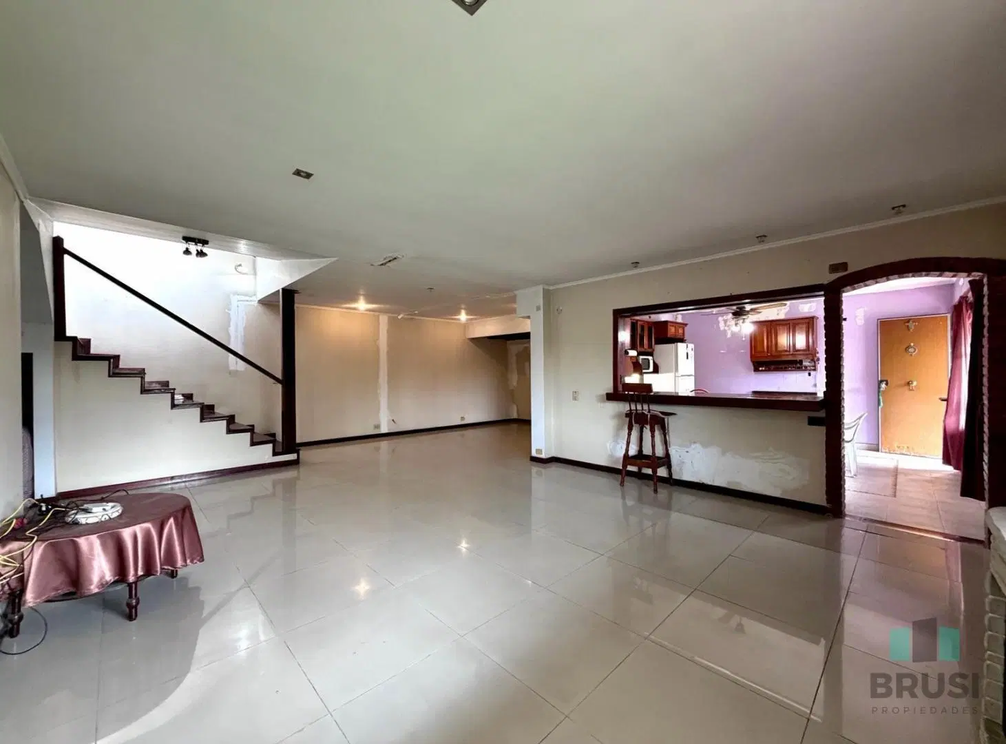 CASA EN VENTA BERAZATEGUI AMPLIO PARQUE Y PISCINA 2