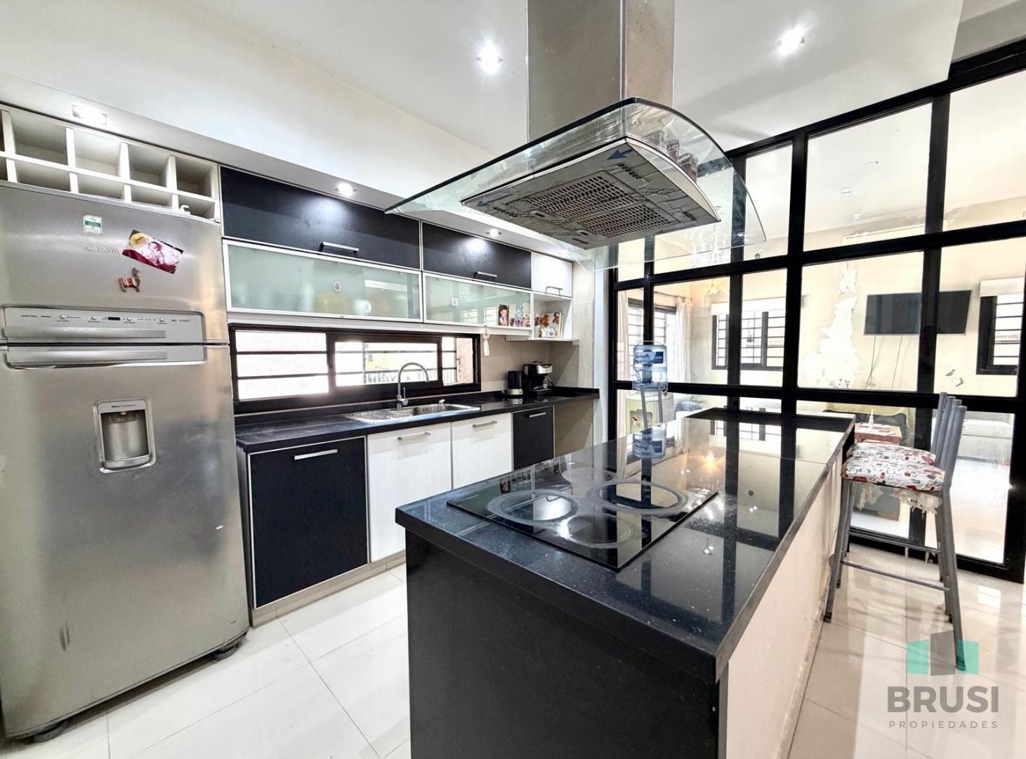 Foto de Venta CASA 4 Ambientes con pileta, patio y jardín - Lomas de Zamora, imagen 3