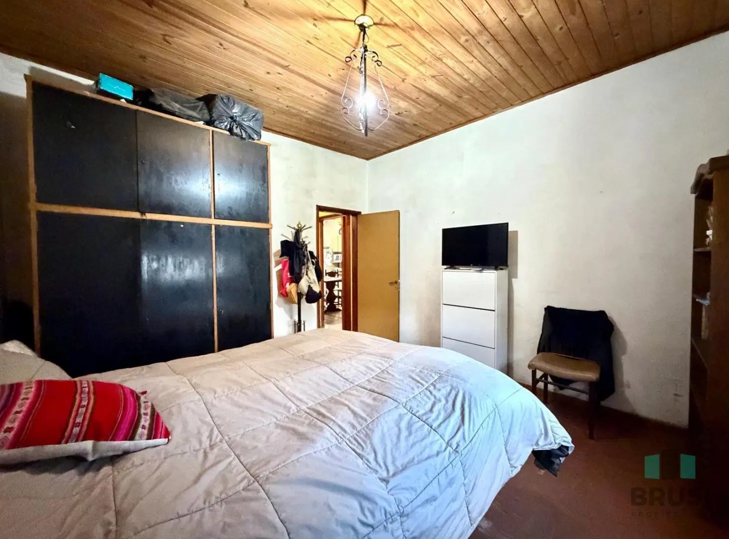 CASA 3 AMBIENTES EN VENTA EN LUIS GUILLÓN CON JARDIN Y PILETA 2