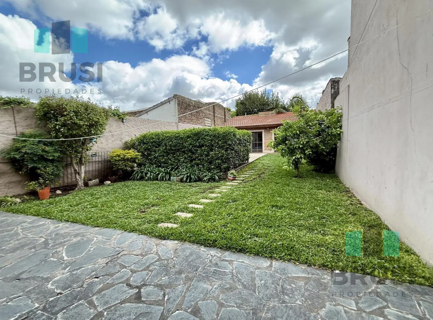 CASA EN VENTA EN BANFIELD ESTE - 5 AMBIENTES - PILETA - QUINCHO 4