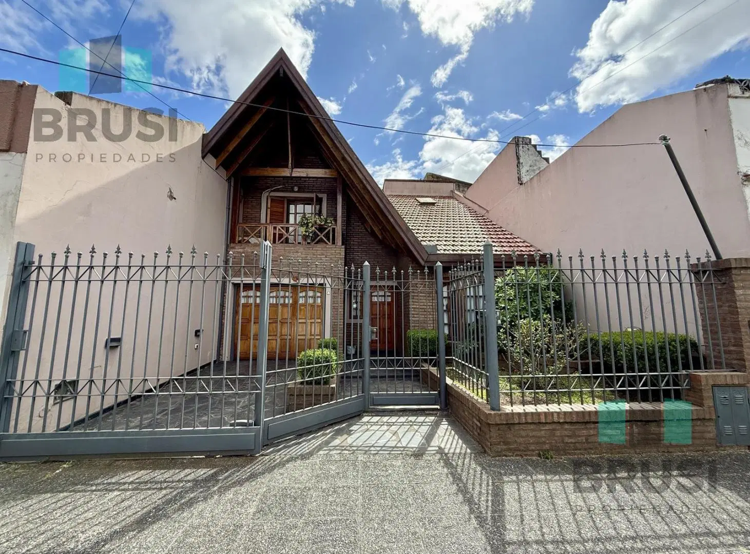 CASA EN VENTA EN BANFIELD ESTE - 5 AMBIENTES - PILETA - QUINCHO 2