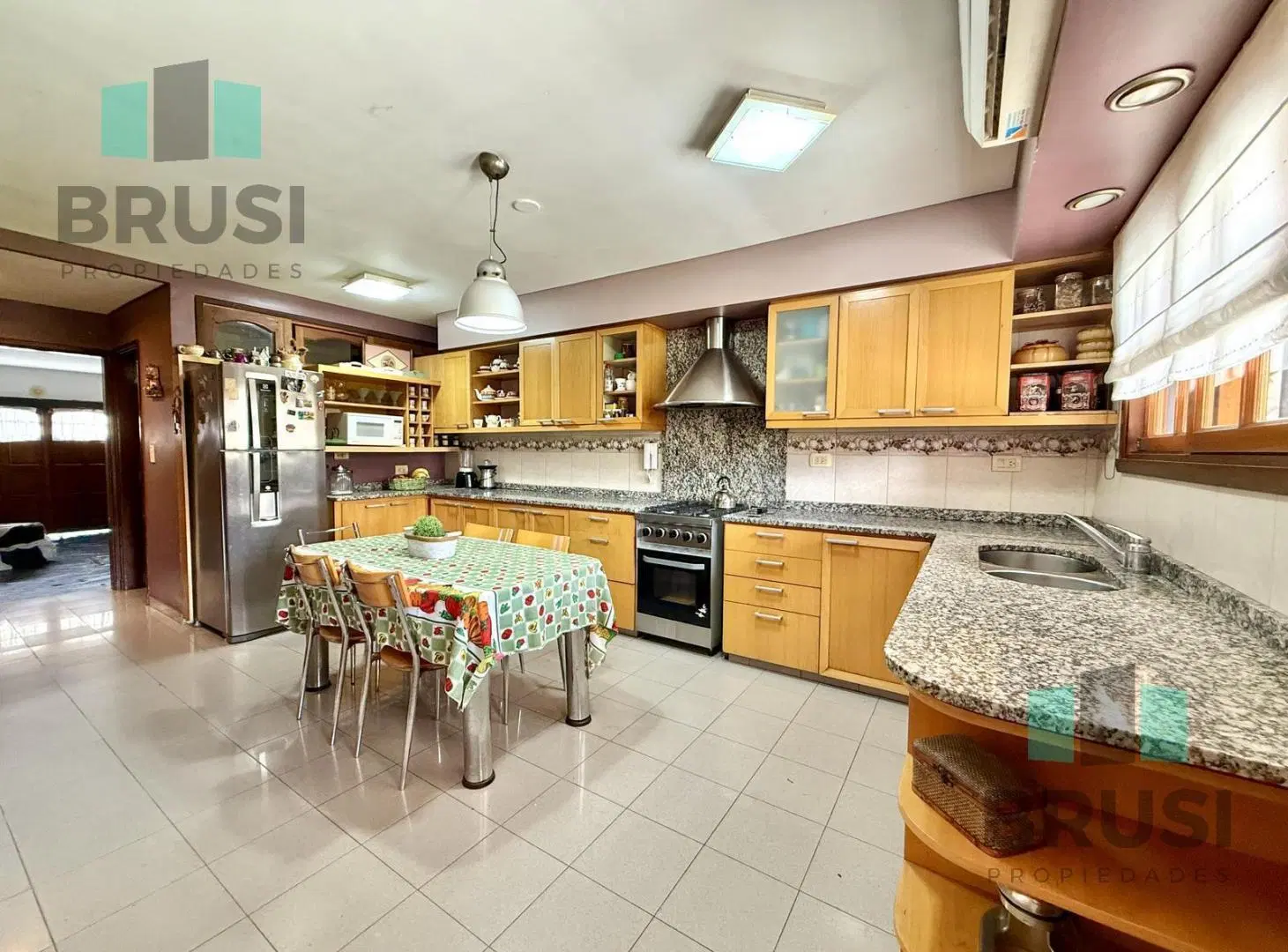 CASA EN VENTA EN BANFIELD ESTE - 5 AMBIENTES - PILETA - QUINCHO 3