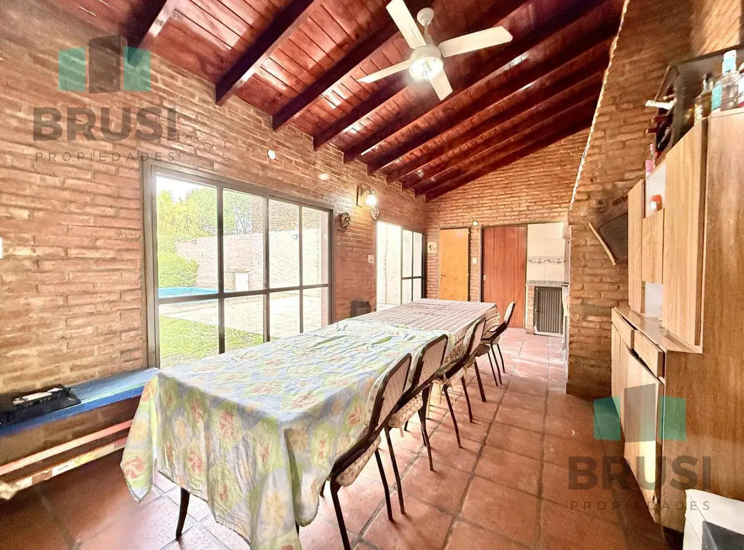 CASA EN VENTA EN BANFIELD ESTE - 5 AMBIENTES - PILETA - QUINCHO 3