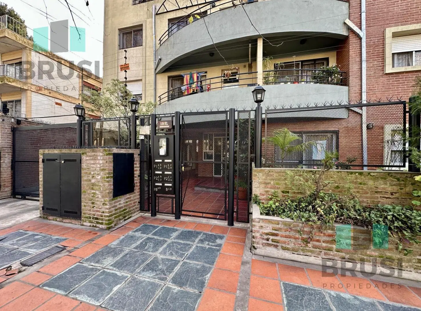 DEPARTAMENTO 3 AMBIENTES CON COCHERA Y BAULERA EN VENTA - ADROGUE 2