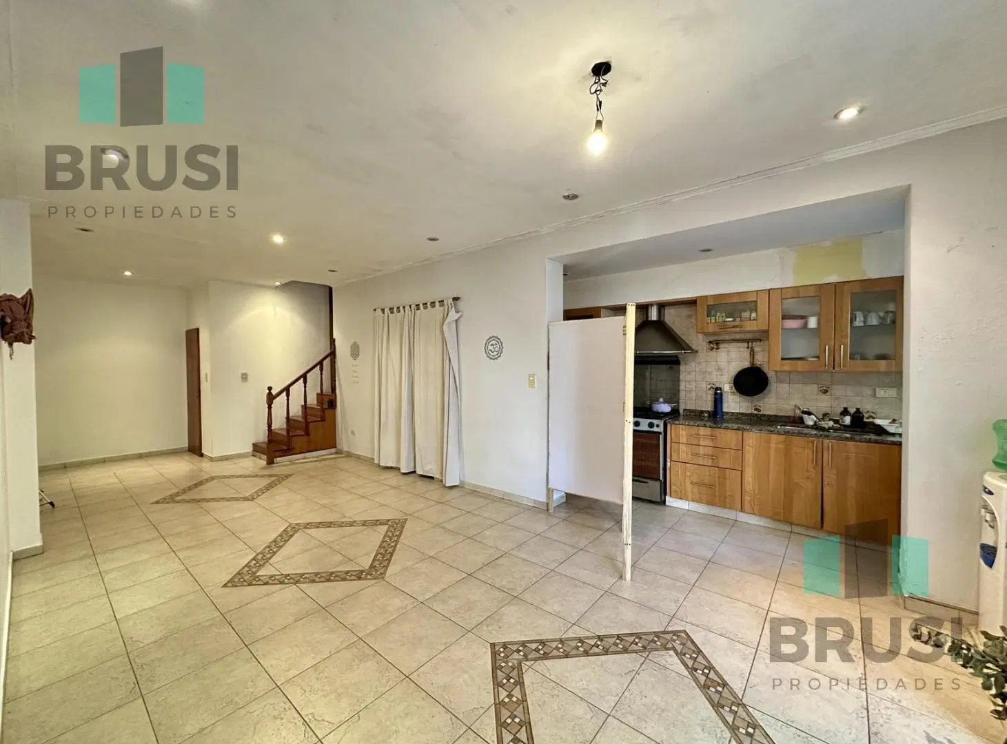 CASA EN VENTA EN LOMAS DE ZAMORA - 7 AMBIENTES - CON PARQUE 2