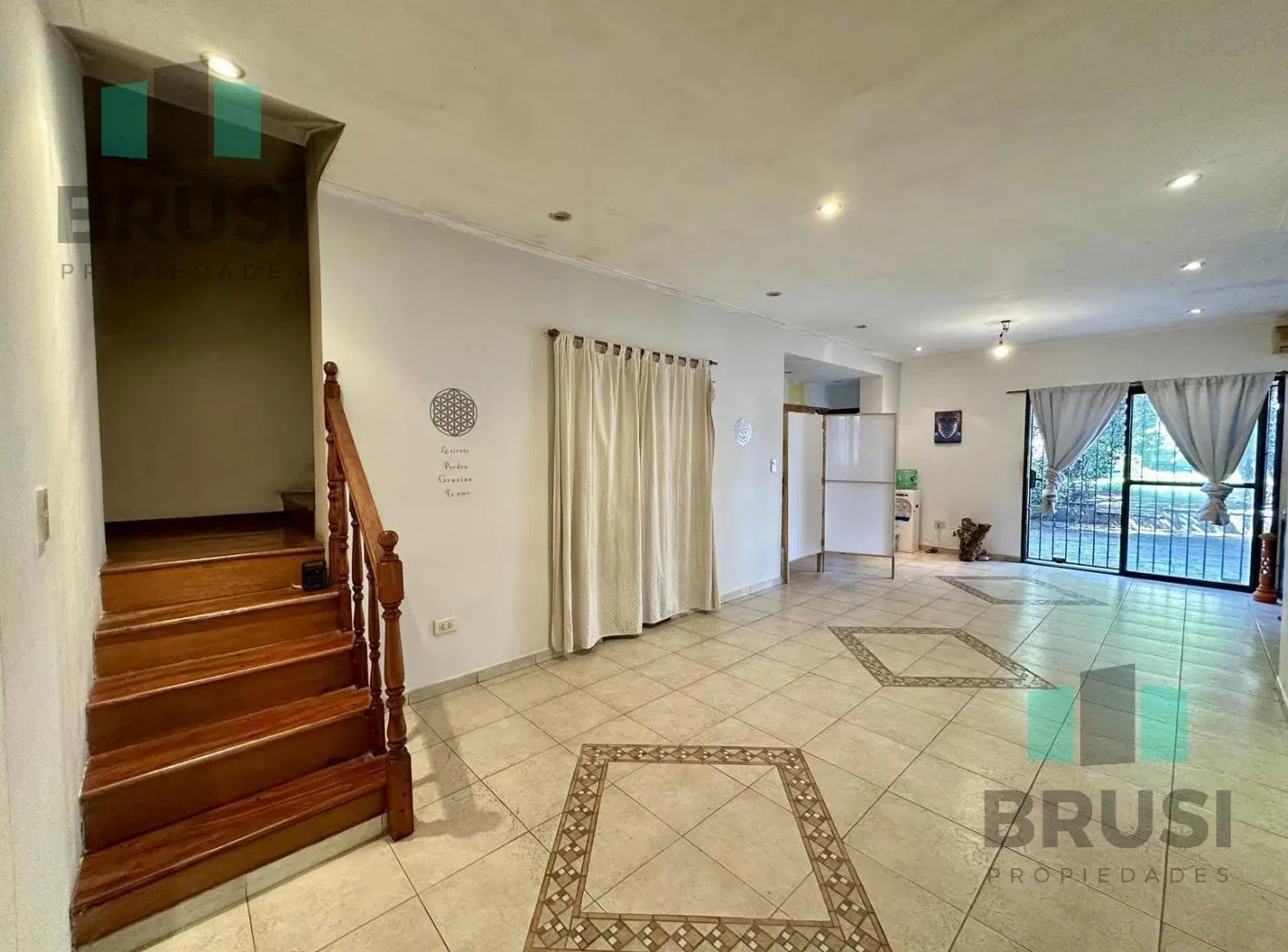 CASA EN VENTA EN LOMAS DE ZAMORA - 7 AMBIENTES - CON PARQUE 3
