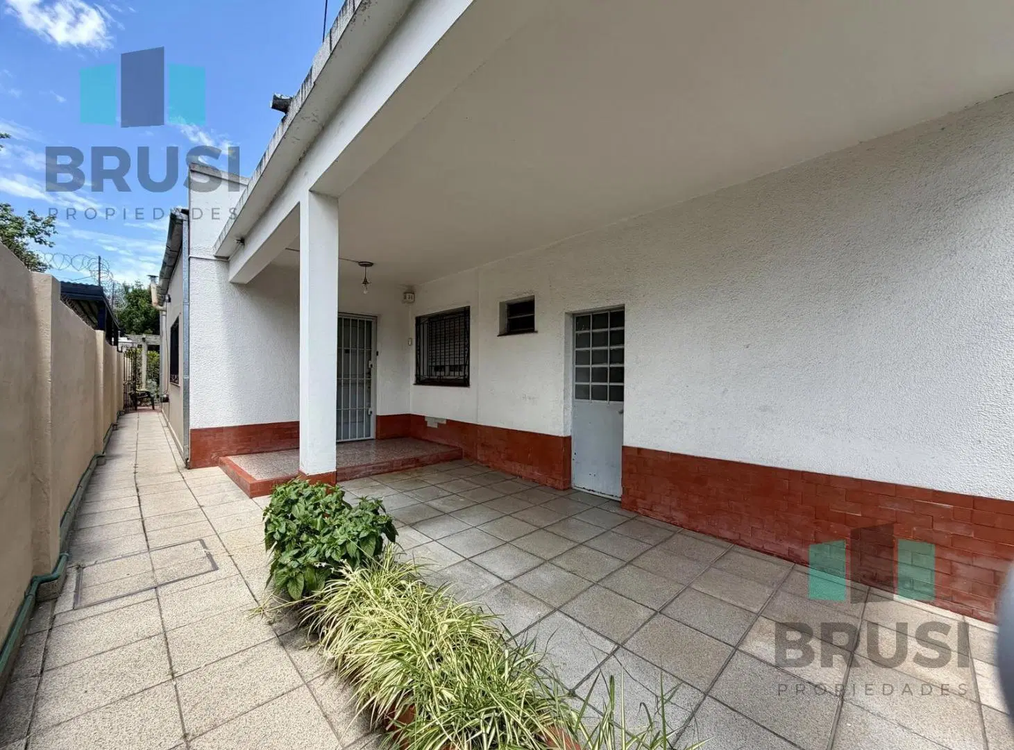 CASA EN VENTA EN ADROGUE - 3 AMBIENTES - CON LOCAL 4