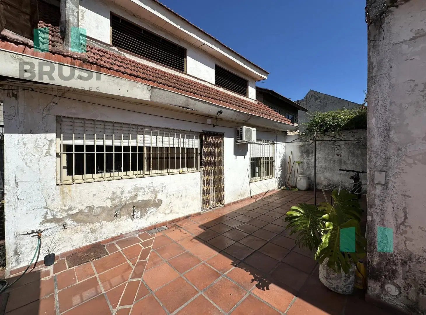 Casa en venta en Luis Guillón en 2 plantas con patio 4