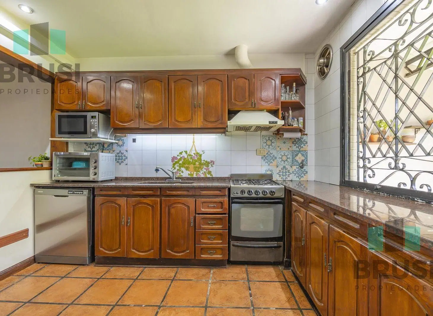 CASA EN VENTA EN BANFIELD 5 AMBIENTES CON QUINCHO 1
