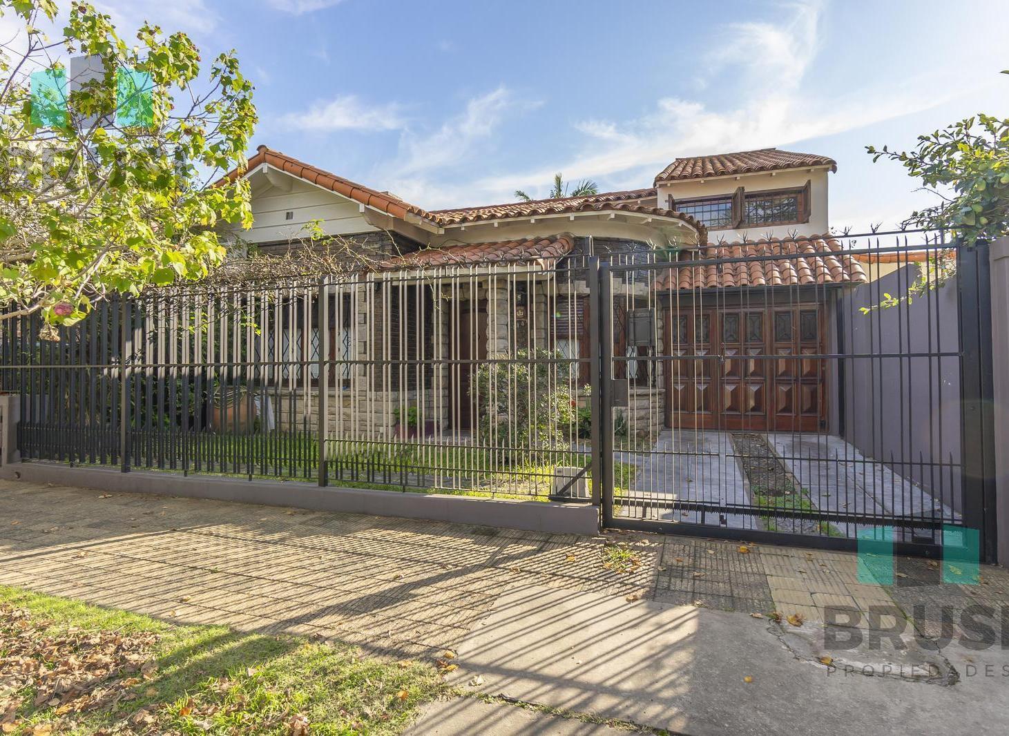 CASA EN VENTA EN BANFIELD 5 AMBIENTES CON QUINCHO