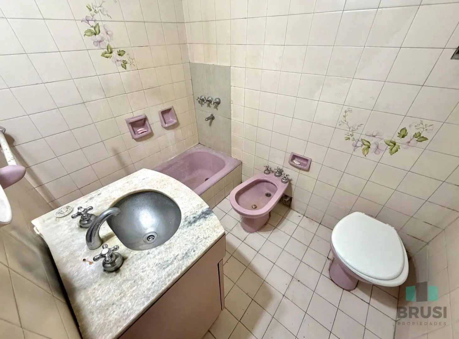 VENTA CASA CUATRO AMBIENTES CON COCHERA - BANFIELD 8