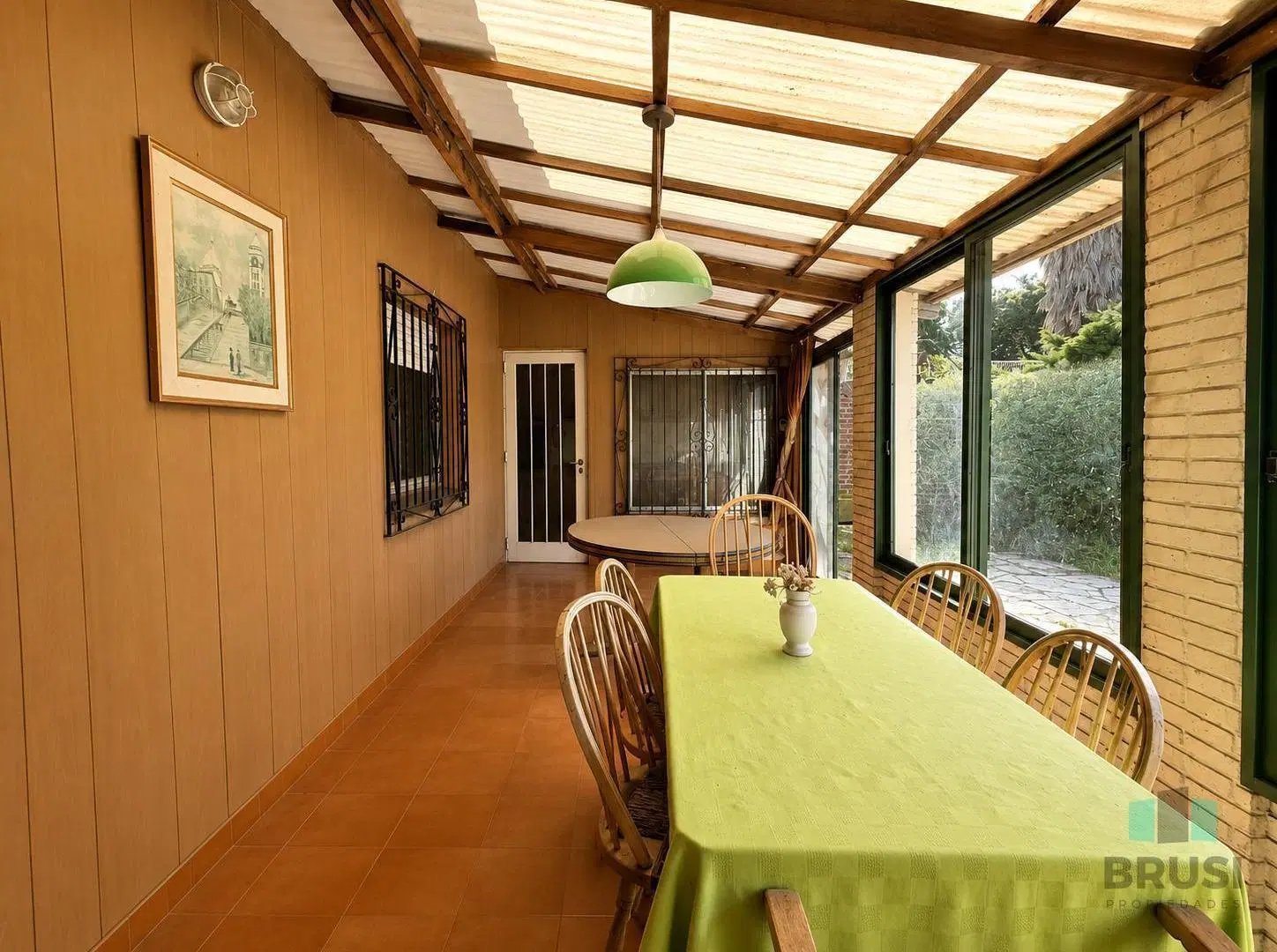 VENTA CASA CUATRO AMBIENTES CON COCHERA - BANFIELD 3