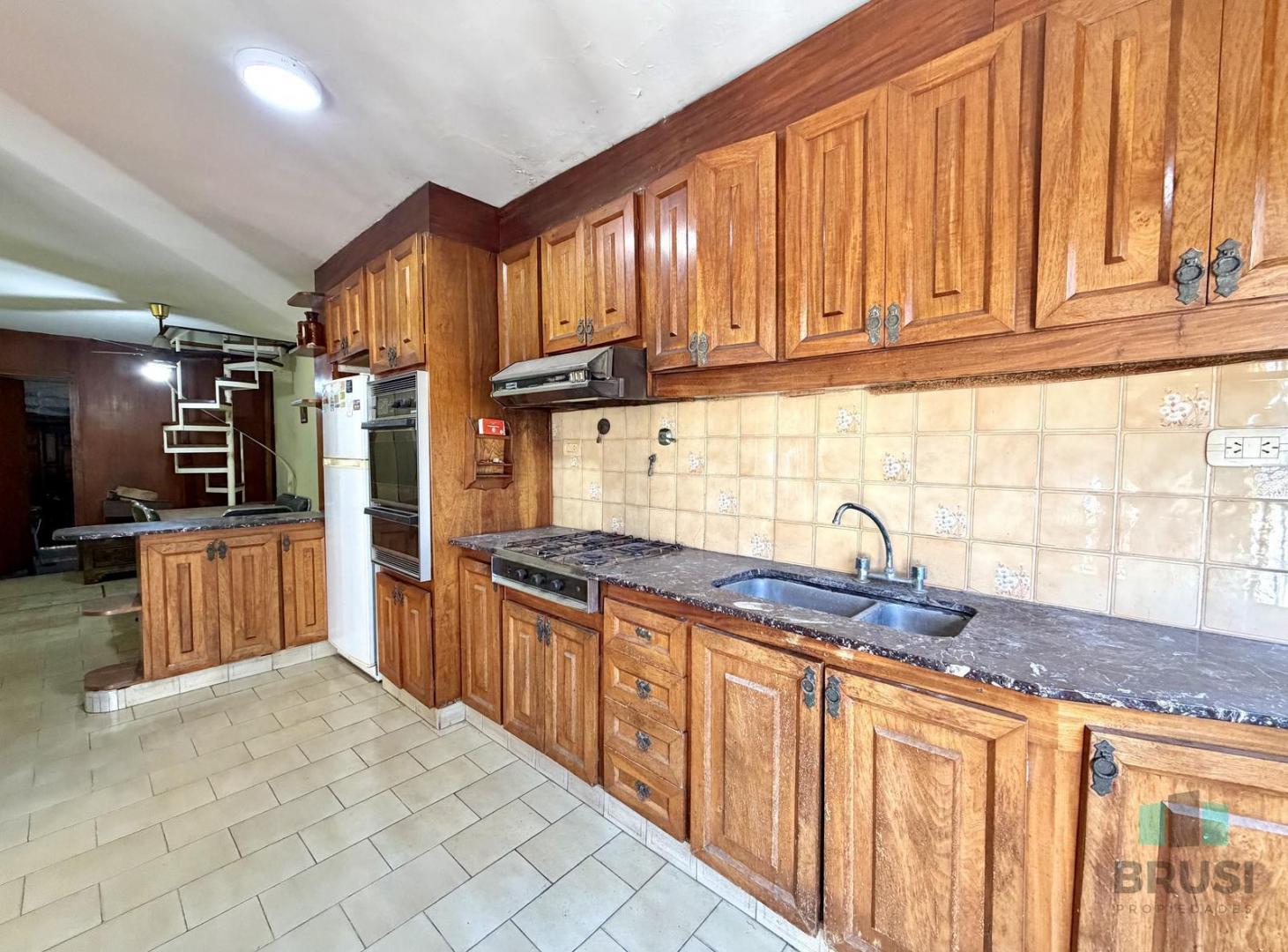 Foto de VENTA CASA CUATRO AMBIENTES CON COCHERA - BANFIELD, imagen 4