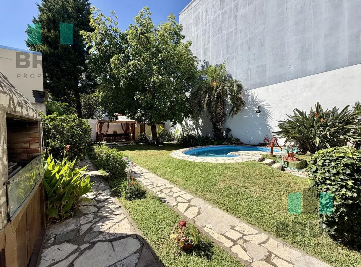 CASA EN VENTA EN VILLA LUZURIAGA - 3 AMBIENTES - CON PILETA 8