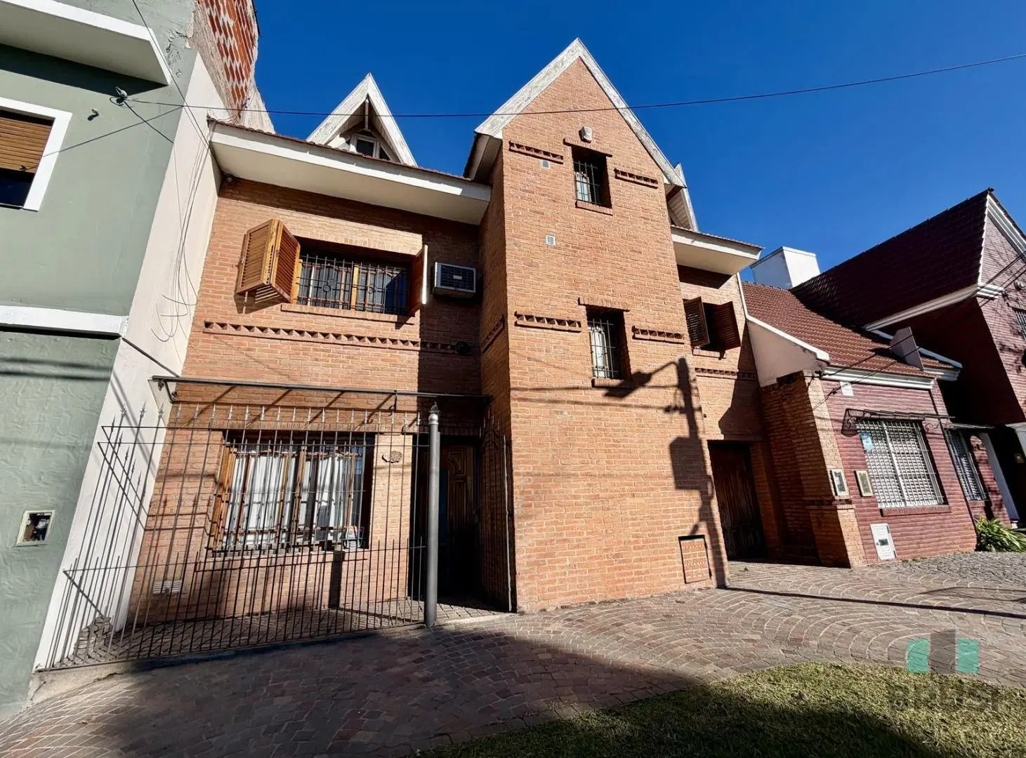 VENTA CASA 5 AMBIENTES - BANFIELD OESTE PARQUE Y SUM 80MTS. 2