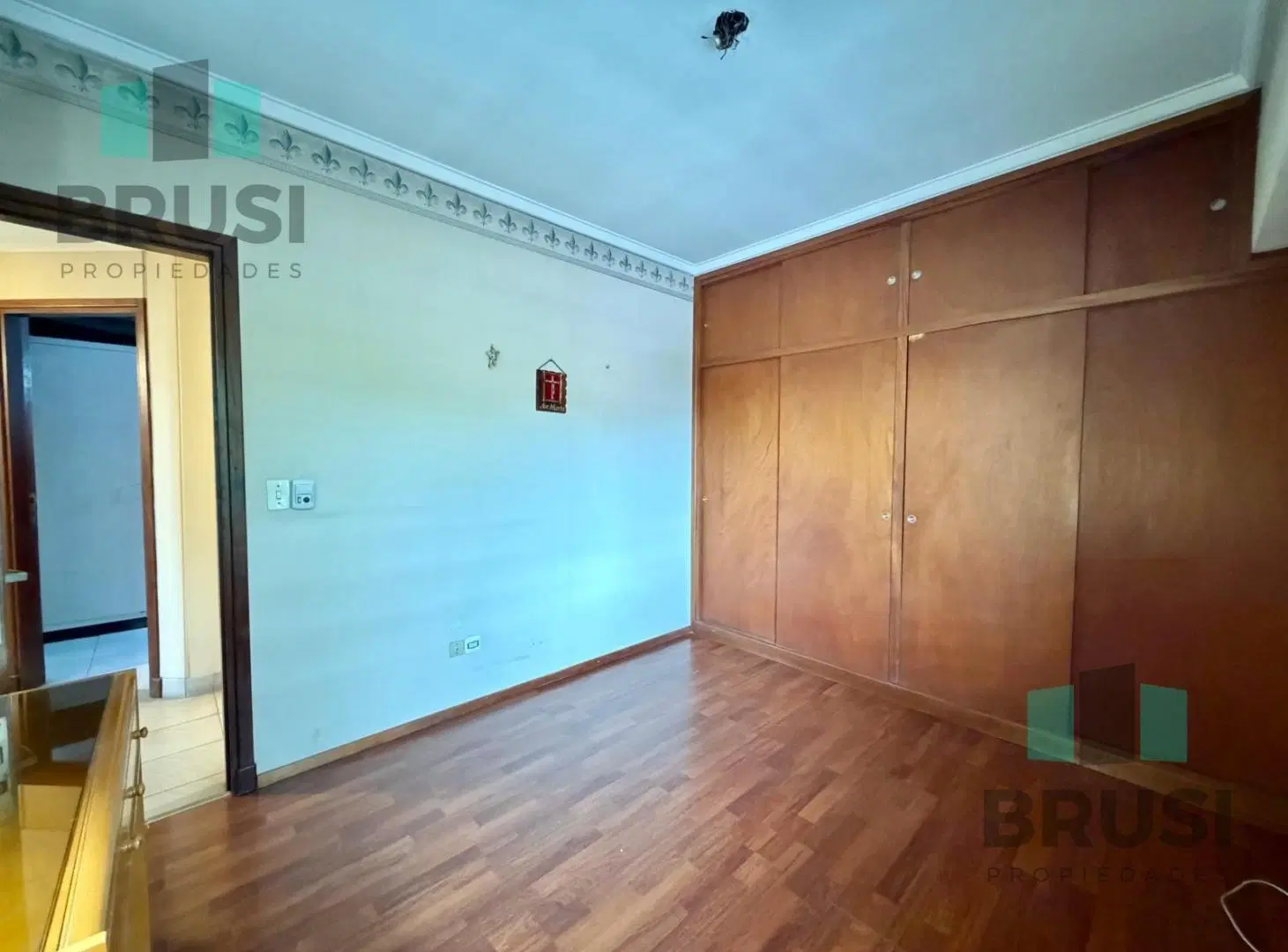 PISO 4 AMBIENTES EN VENTA EN LLAVALLOL CON COCHERA Y QUINCHO 1