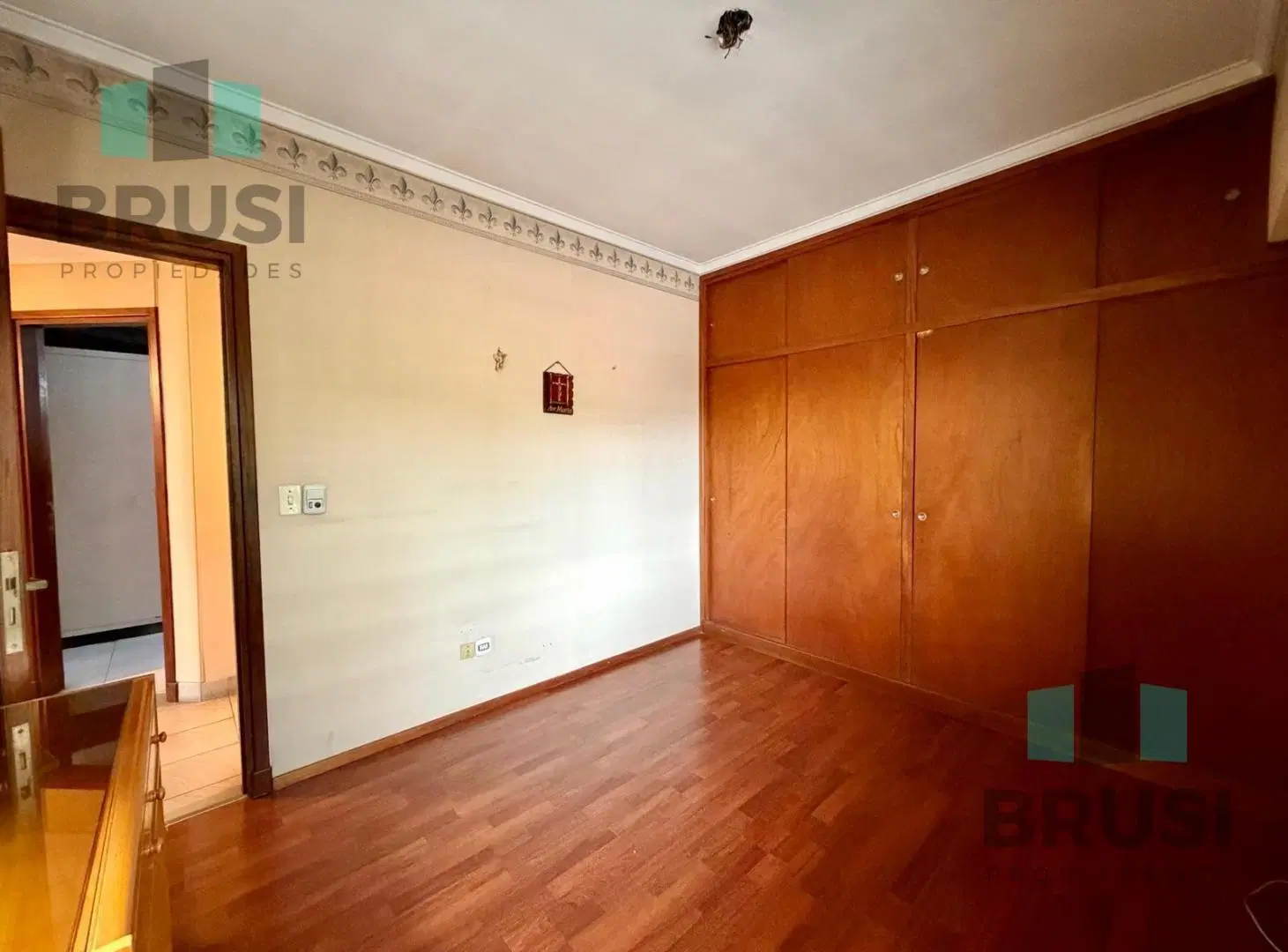 PISO 4 AMBIENTES EN VENTA EN LLAVALLOL CON COCHERA Y QUINCHO 2