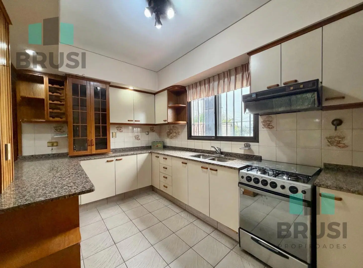 PISO 4 AMBIENTES EN VENTA EN LLAVALLOL CON COCHERA Y QUINCHO 3
