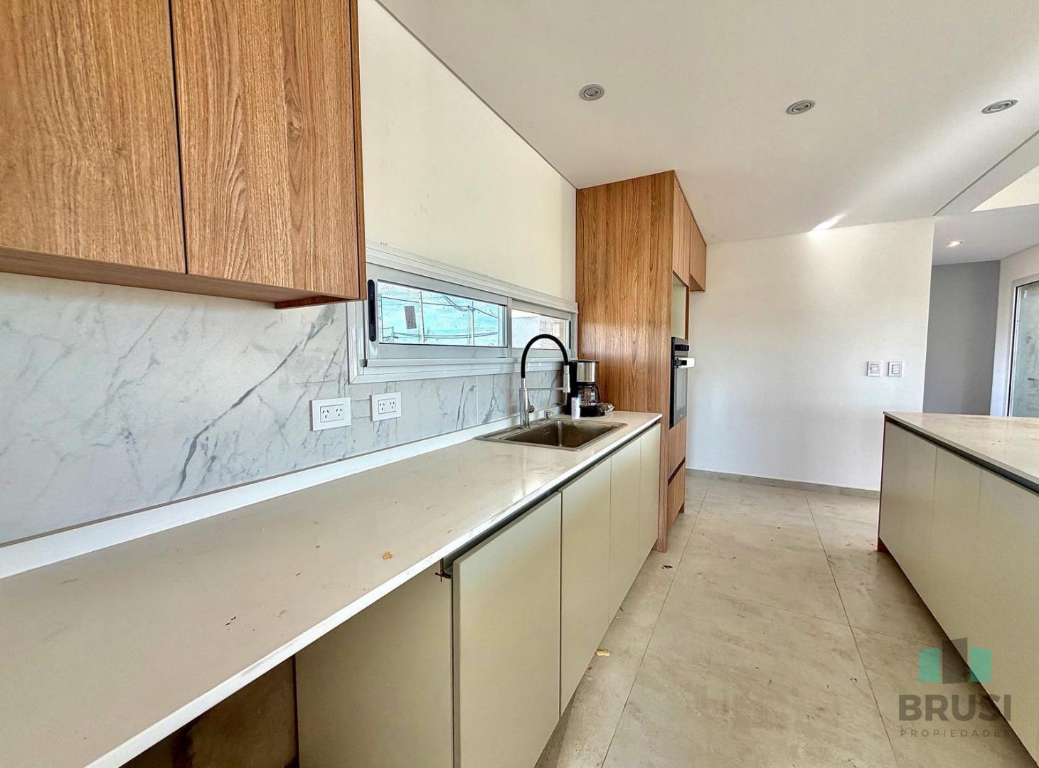 Foto de CASA EN VENTA EN FINCAS JOVEN - 4 AMBIENTES CON PILETA, imagen 1