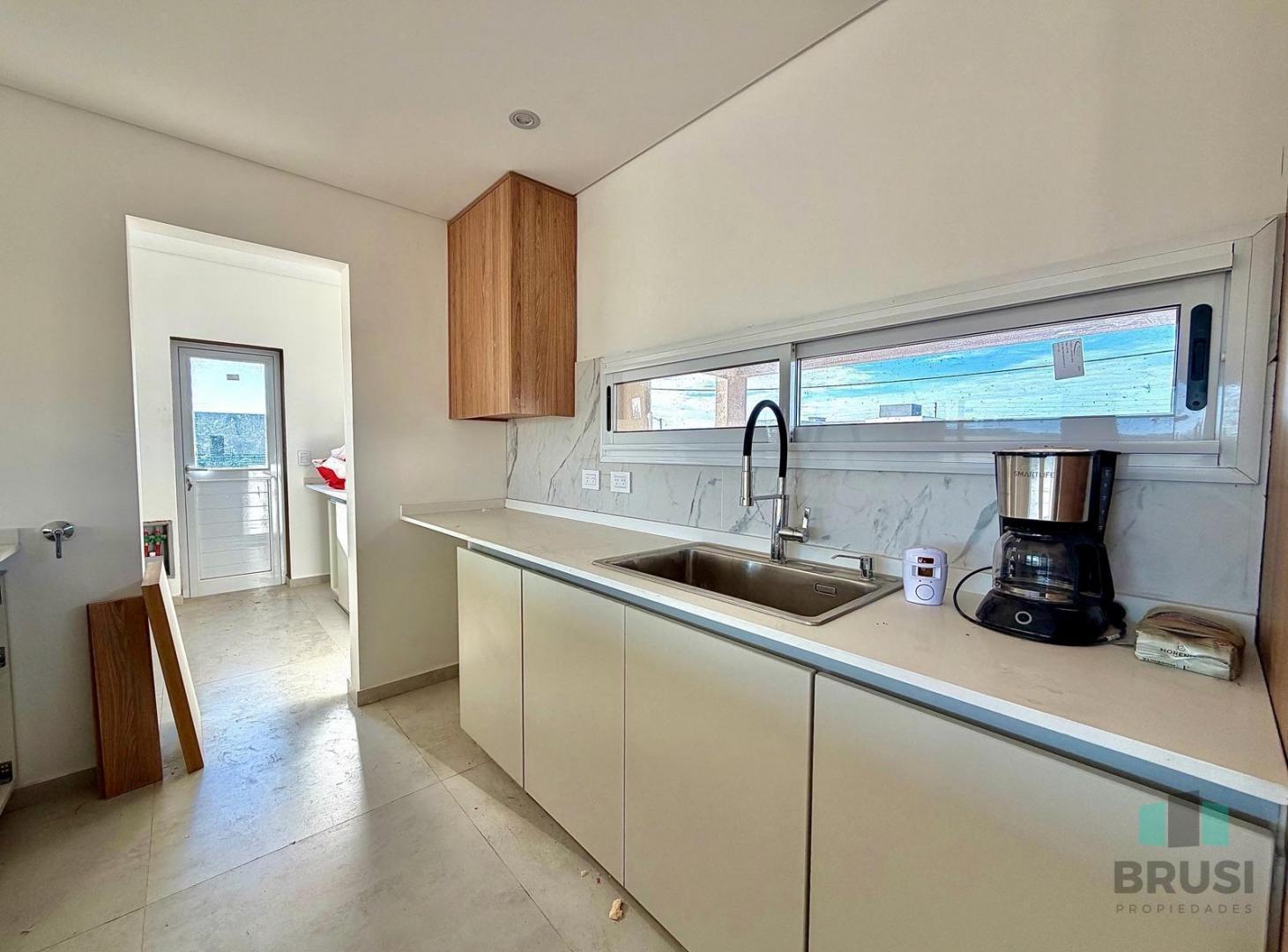 Foto de CASA EN VENTA EN FINCAS JOVEN - 4 AMBIENTES CON PILETA, imagen 2