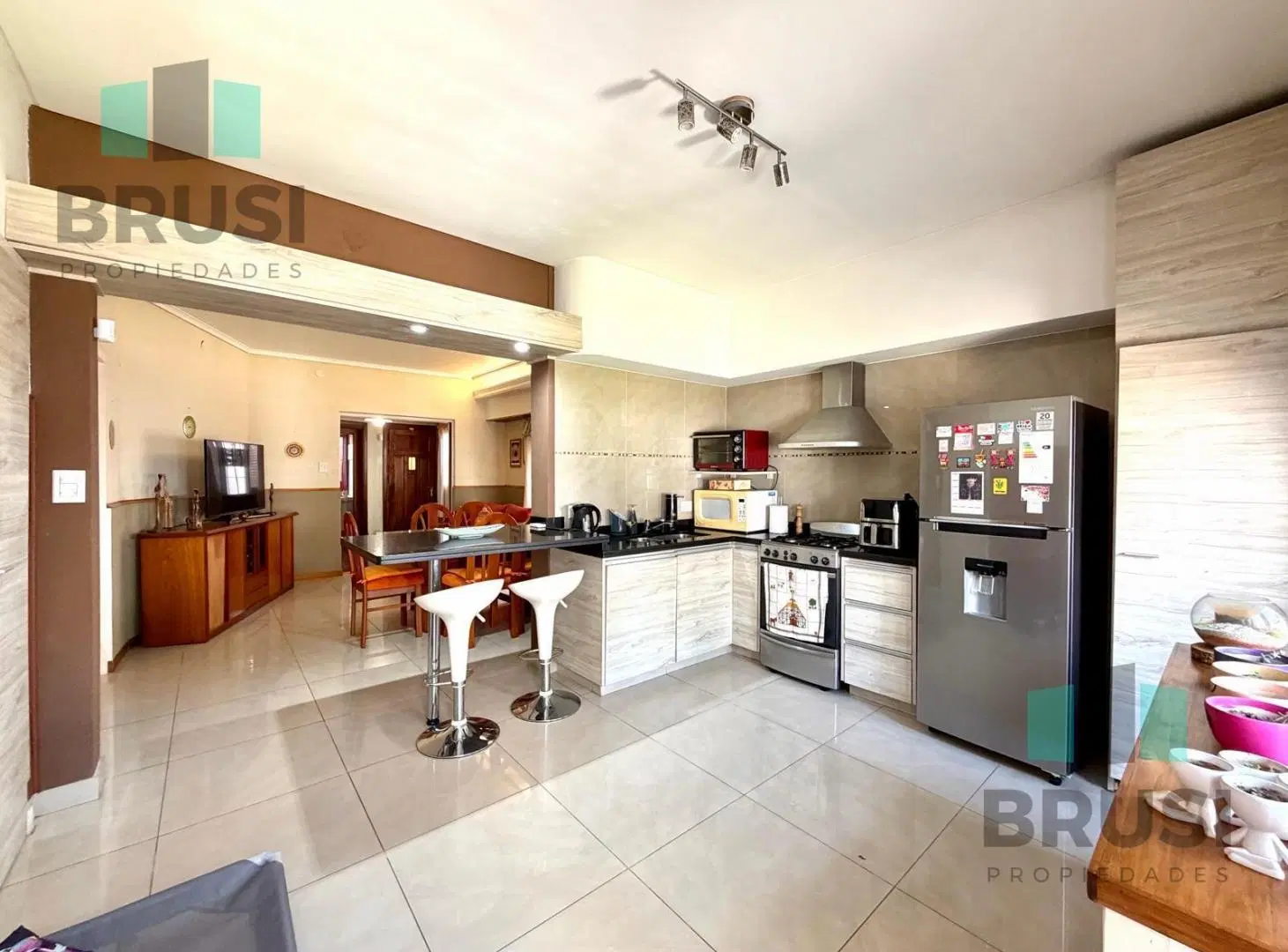 CASA EN VENTA 3 AMBIENTES CON COCHERA Y QUINCHO 2