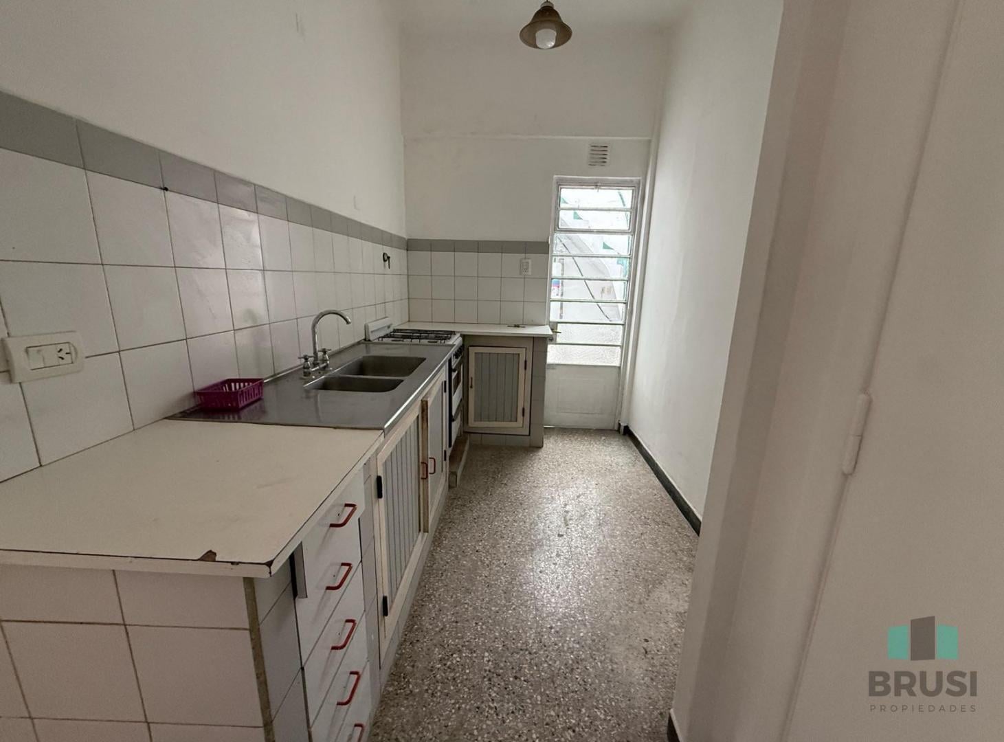 Foto de DEPARTAMENTO EN ALQUILER EN BANFIELD - 4 AMBIENTES CON BALCÓN, imagen 1