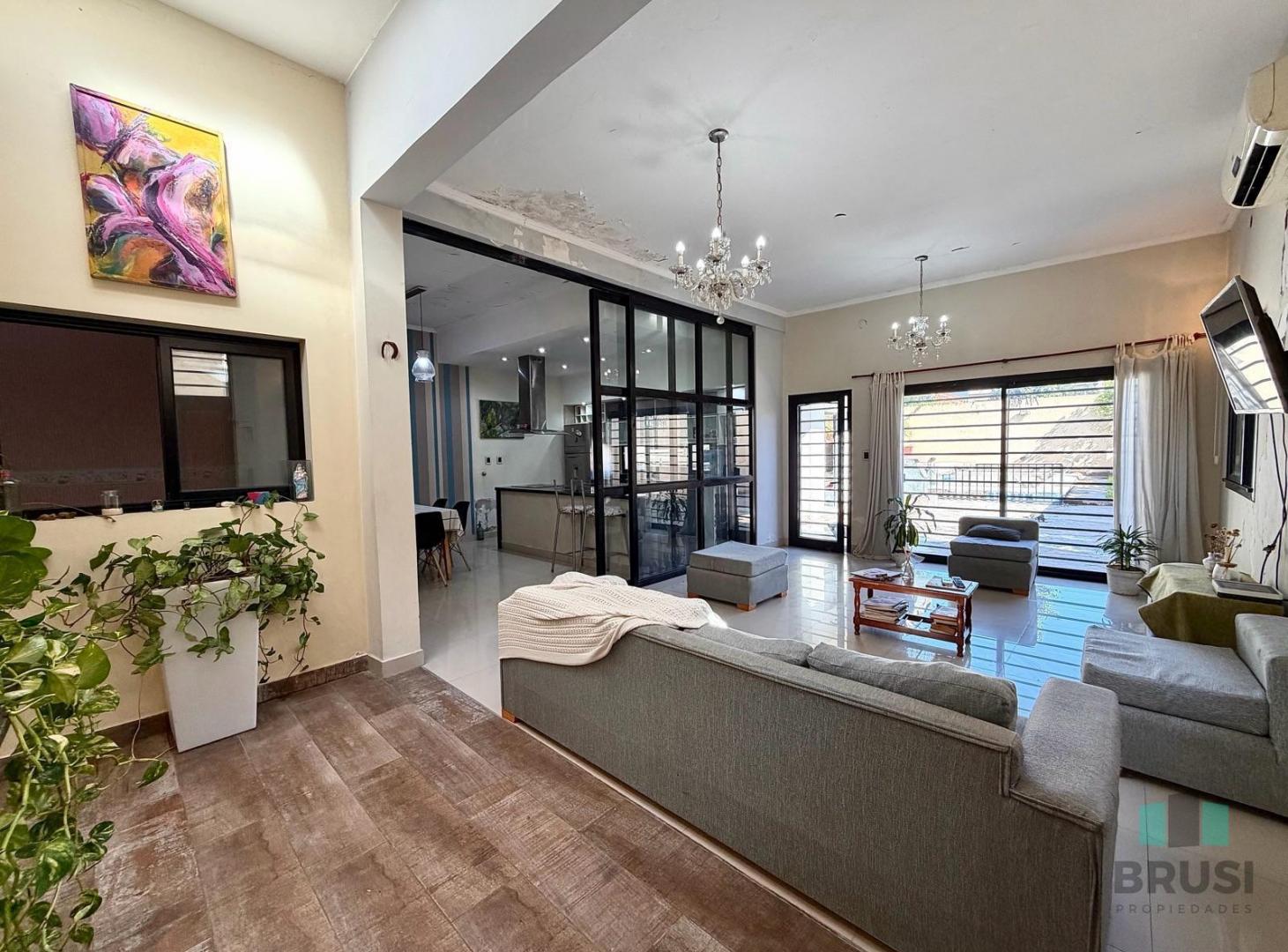Foto de Venta CASA 4 Ambientes con pileta, patio y jardín - Lomas de Zamora, imagen 2
