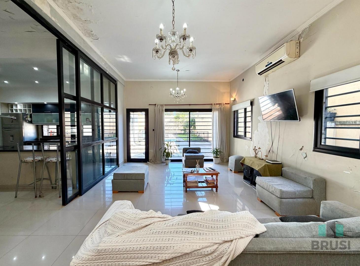 Foto de Venta CASA 4 Ambientes con pileta, patio y jardín - Lomas de Zamora, imagen 3
