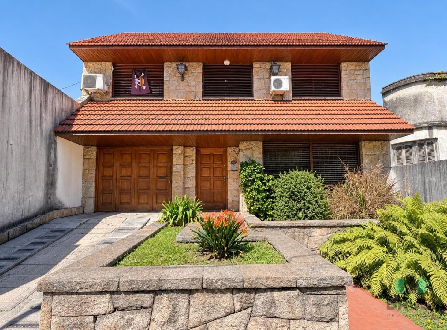 Foto de CASA EN VENTA EN LOMAS DE ZAMORA - 7 AMBIENTES CON SUM, imagen 1