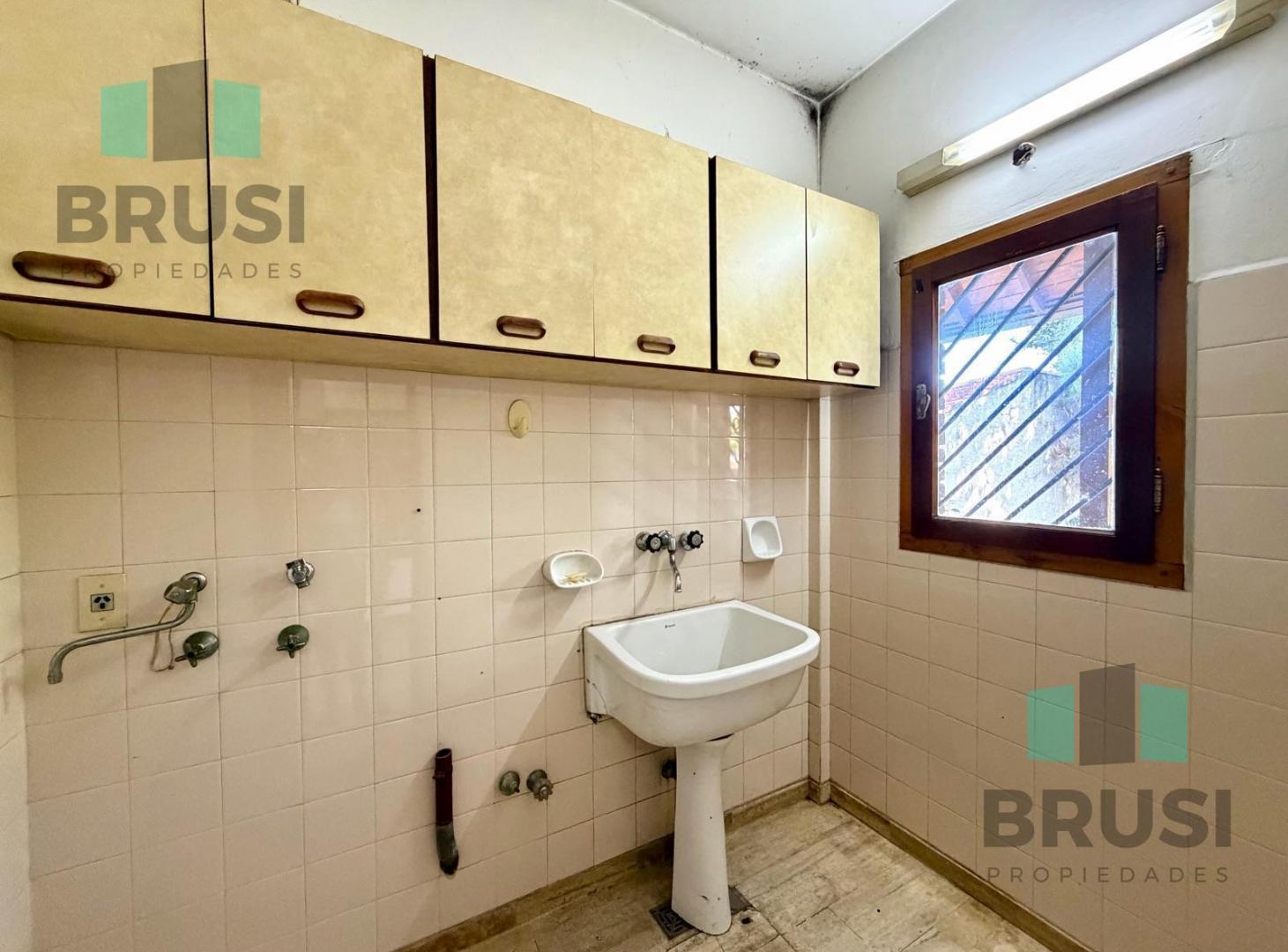 Foto de CASA EN VENTA EN ADROGUE - 2 PLANTAS - CON PARQUE, imagen 4