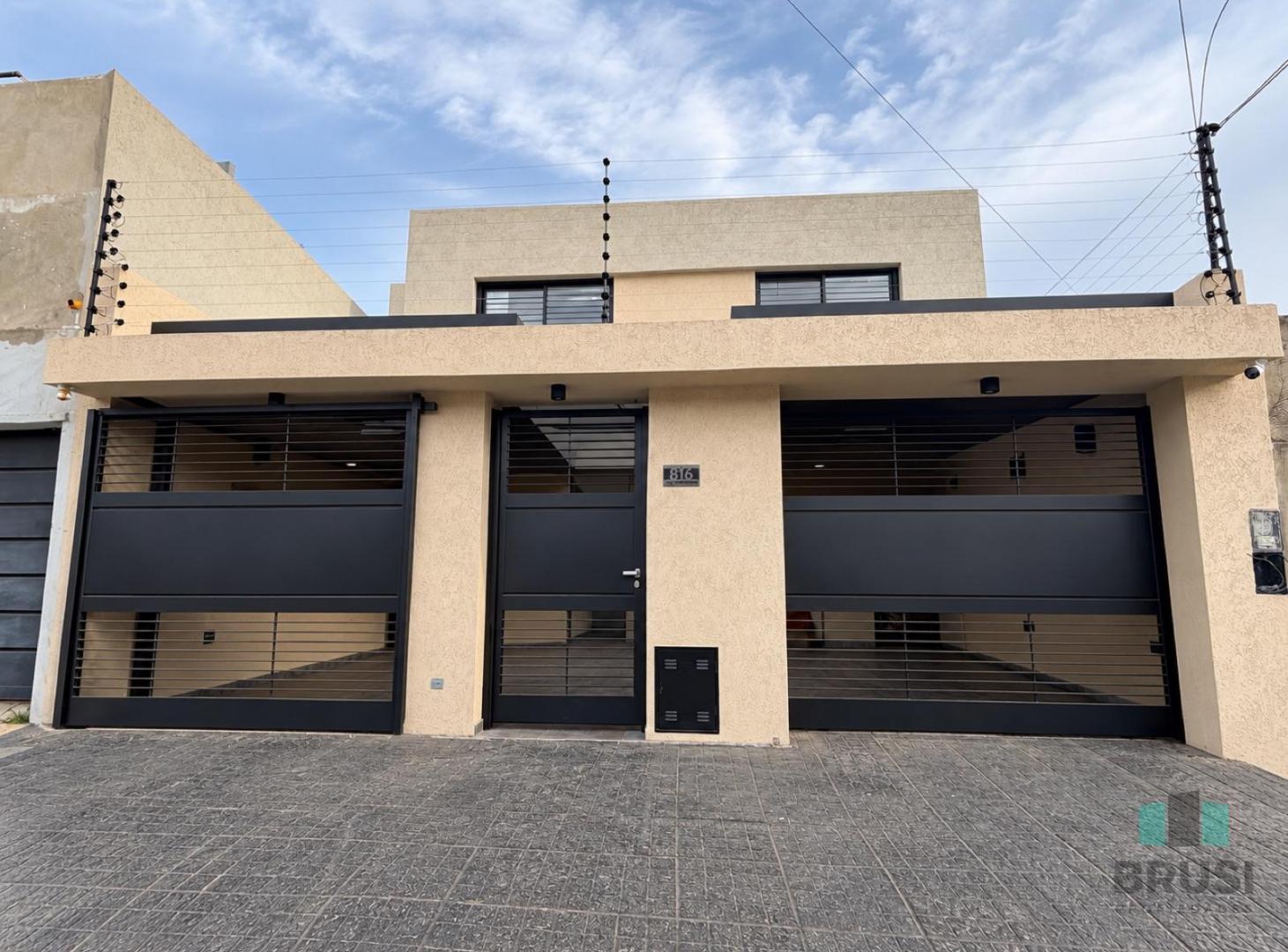 Foto de CASA EN VENTA EN LOMAS DE ZAMORA - 4 AMBIENTES CON PILETA, imagen 1
