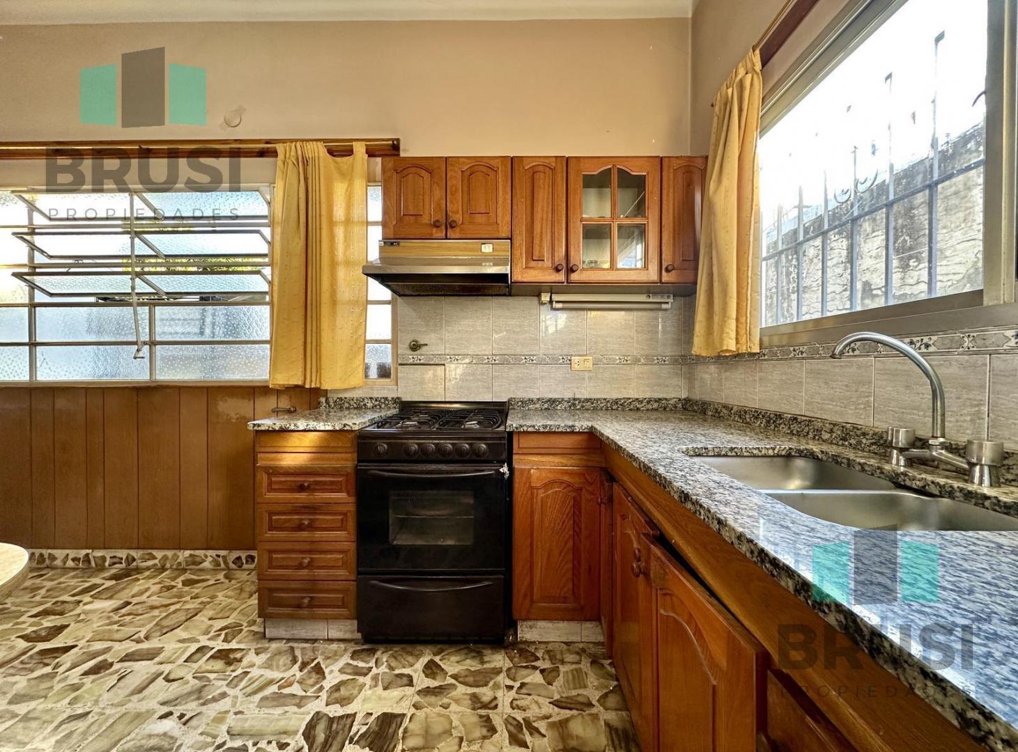 Foto de CASA 3 AMBIENTES CON COCHERA EN VENTA, TEMPERLEY, LOMAS DE ZAMORA, imagen 2