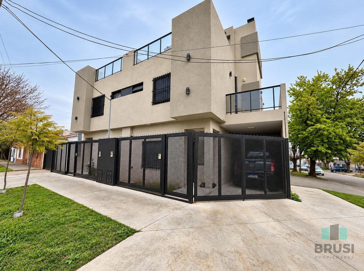 Foto de VENTA CASA TRIPLEX EN TEMPERLEY - 4 AMBIENTES CON COCHERA, imagen 2