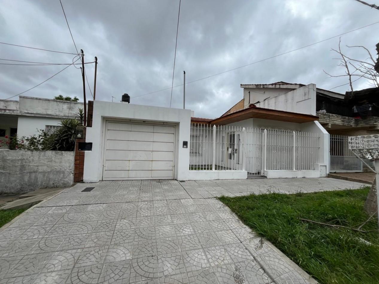 VENTA HERMOSO PH TIPO CASA AL FRENTE, 2 DORMITORIOS Y PATIO, EXCELENTE UBICACION, GUEMES 662 -TEMPER