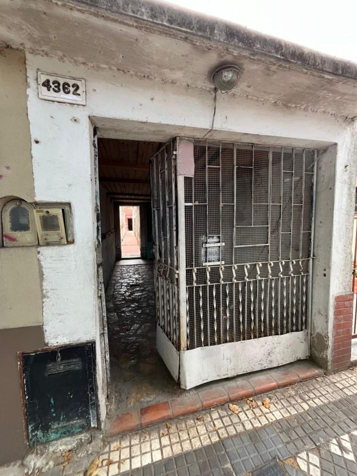 VENTA A RECICLAR, PH 3 AMBIENTES AL FONDO CON COCHERA TECHADA, EXCELENTE ZONA, A 2 CUADRAS DE AV. H.