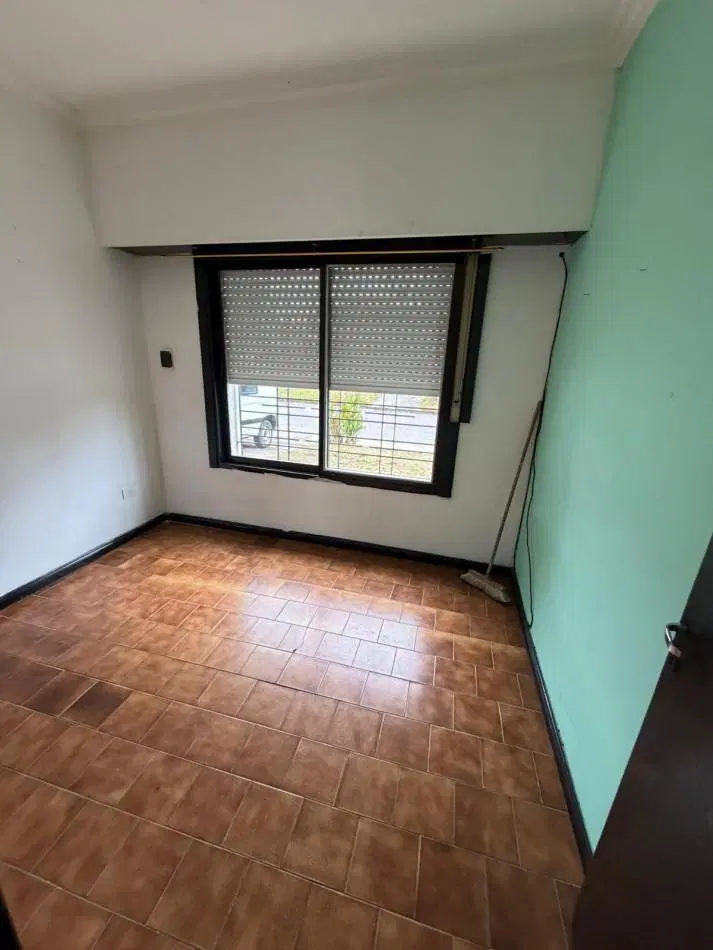 ALQUILER CASA 3 AMBIENTES, PATIO Y LUGAR DESCUBIERTO PARA ENTRAR UN AUTO A 3 CUADRAS DE AV EVA PERON 5