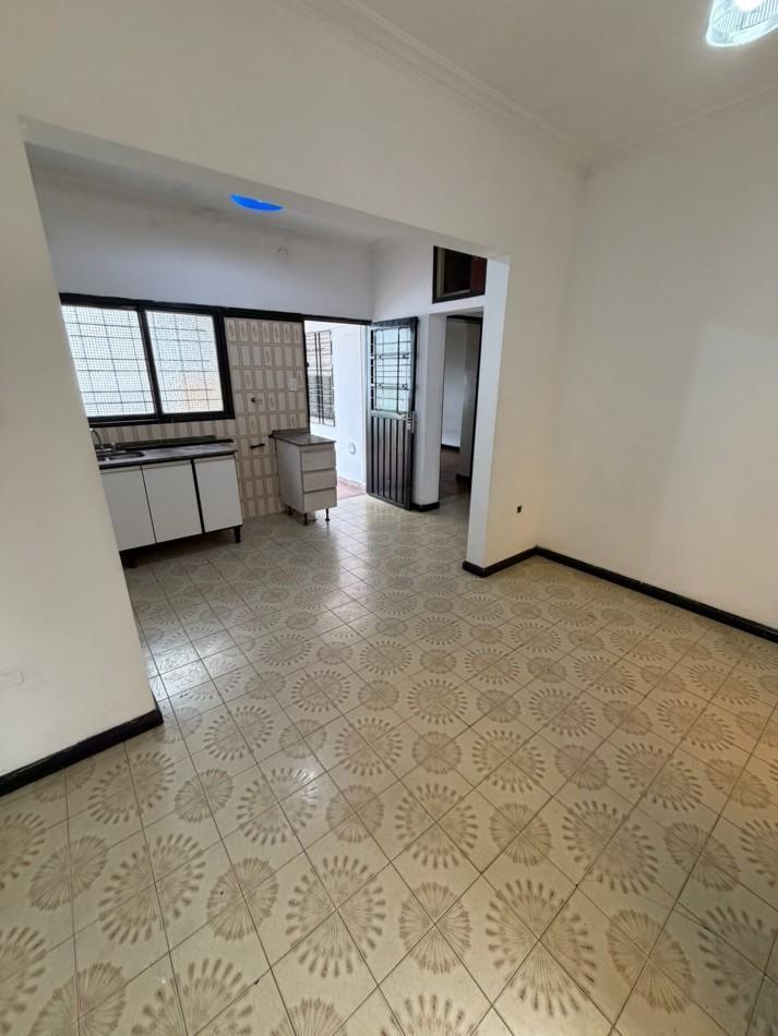 ALQUILER CASA 3 AMBIENTES, PATIO Y LUGAR DESCUBIERTO PARA ENTRAR UN AUTO A 3 CUADRAS DE AV EVA PERON