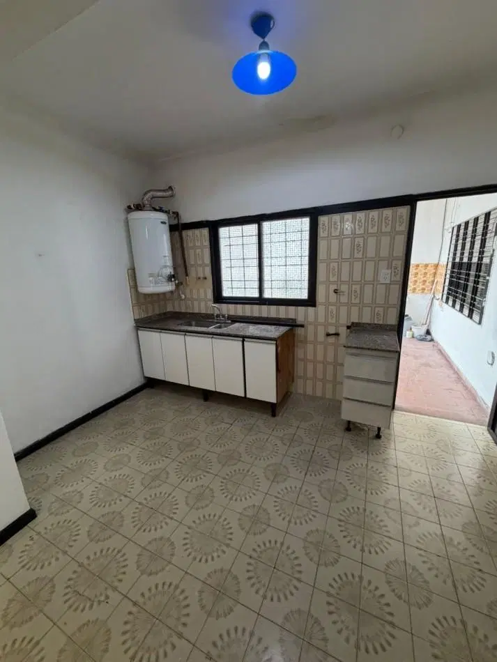ALQUILER CASA 3 AMBIENTES, PATIO Y LUGAR DESCUBIERTO PARA ENTRAR UN AUTO A 3 CUADRAS DE AV EVA PERON 3