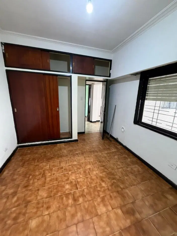 ALQUILER CASA 3 AMBIENTES, PATIO Y LUGAR DESCUBIERTO PARA ENTRAR UN AUTO A 3 CUADRAS DE AV EVA PERON 4