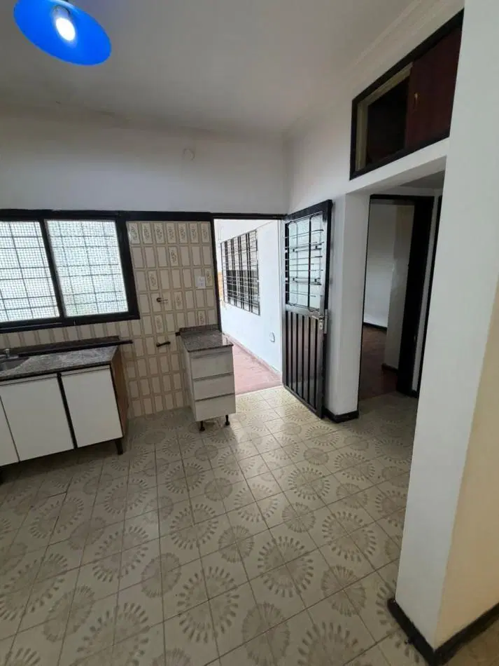 ALQUILER CASA 3 AMBIENTES, PATIO Y LUGAR DESCUBIERTO PARA ENTRAR UN AUTO A 3 CUADRAS DE AV EVA PERON 2