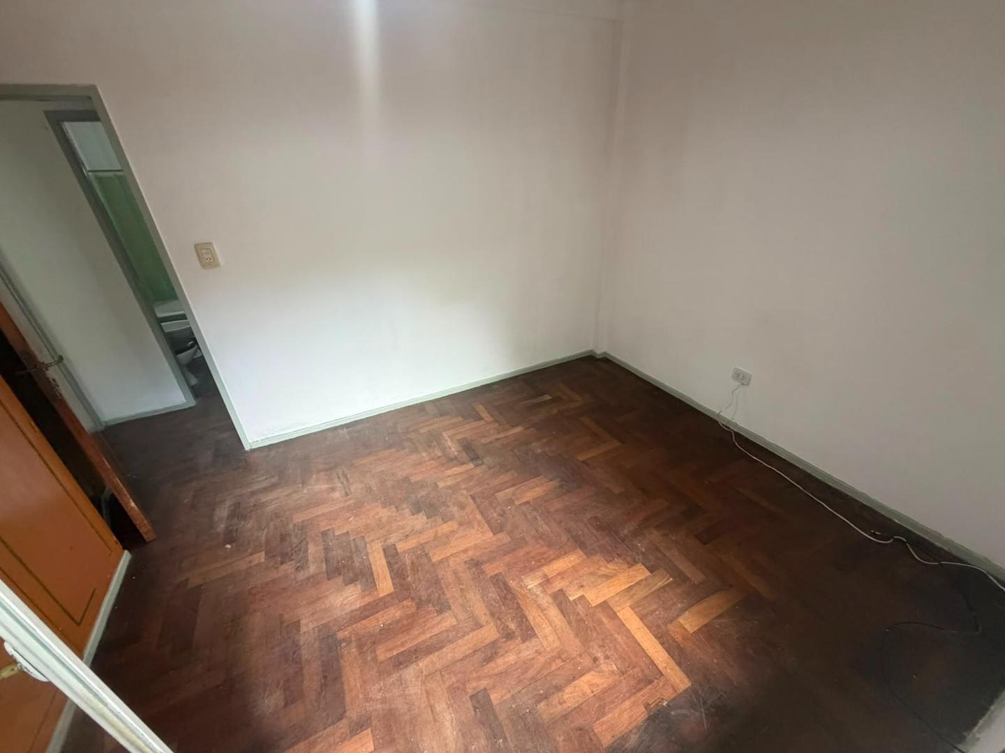 Foto de 3 Ambientes con Balcón Corrido - 2do piso por escalera, imagen 2