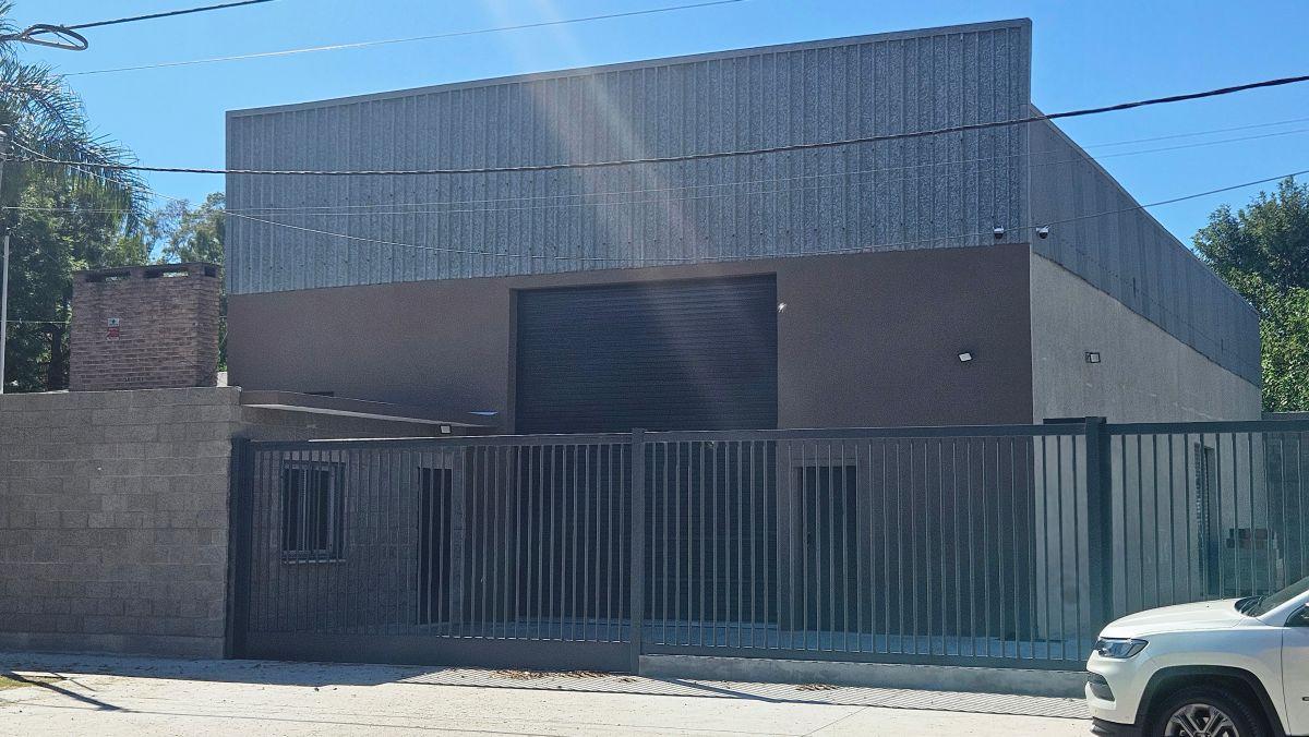 Galpón con 310 m2 construidos. Playa de maniobras. Venta o alquiler en Lisandro Olmos