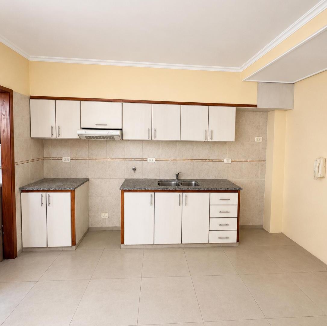Foto de Departamento en Alquiler de 2 Dormitorios con Patio y Cochera – Barrio, imagen 5