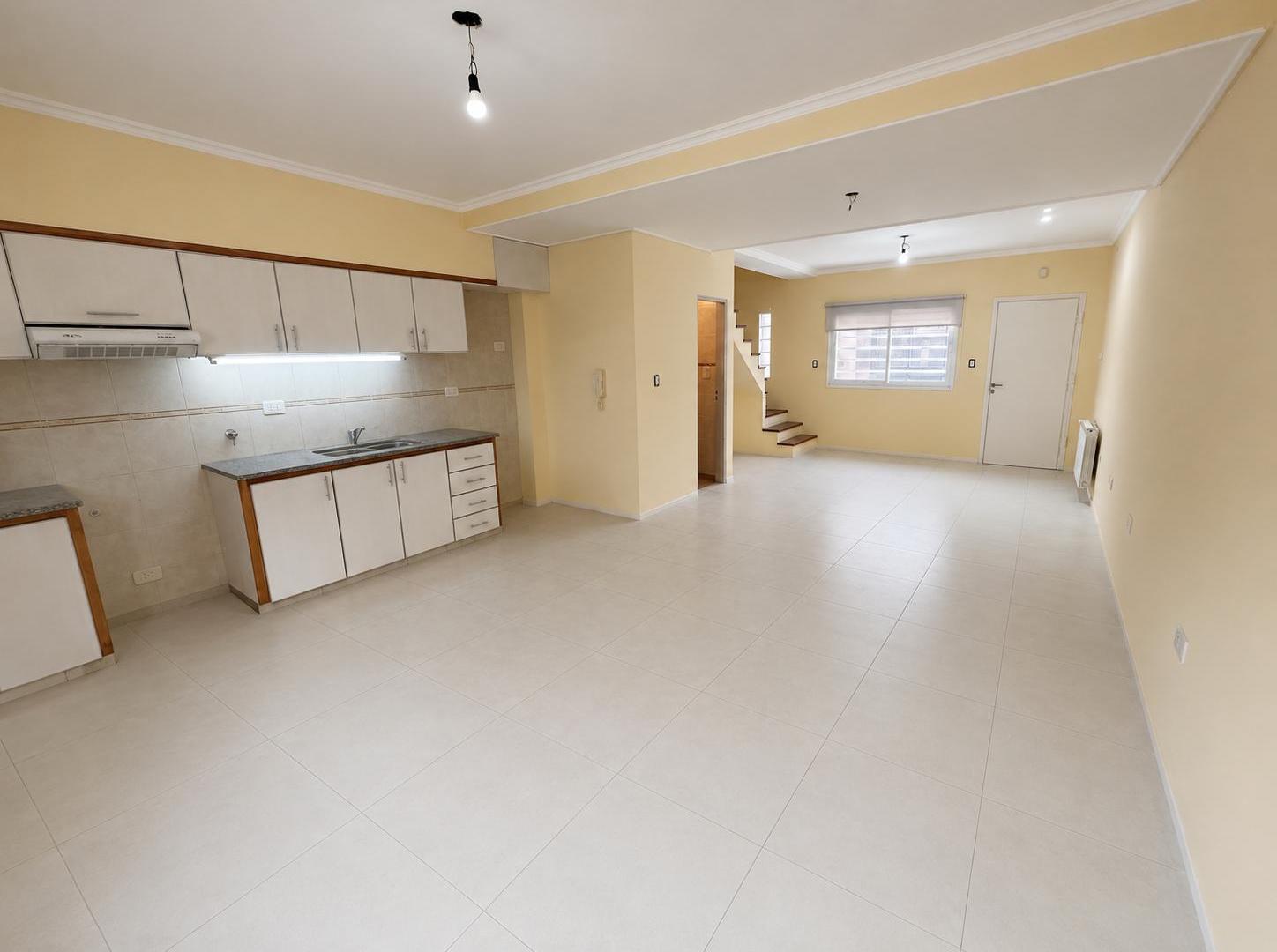 Foto de Departamento en Alquiler de 2 Dormitorios con Patio y Cochera – Barrio, imagen 2