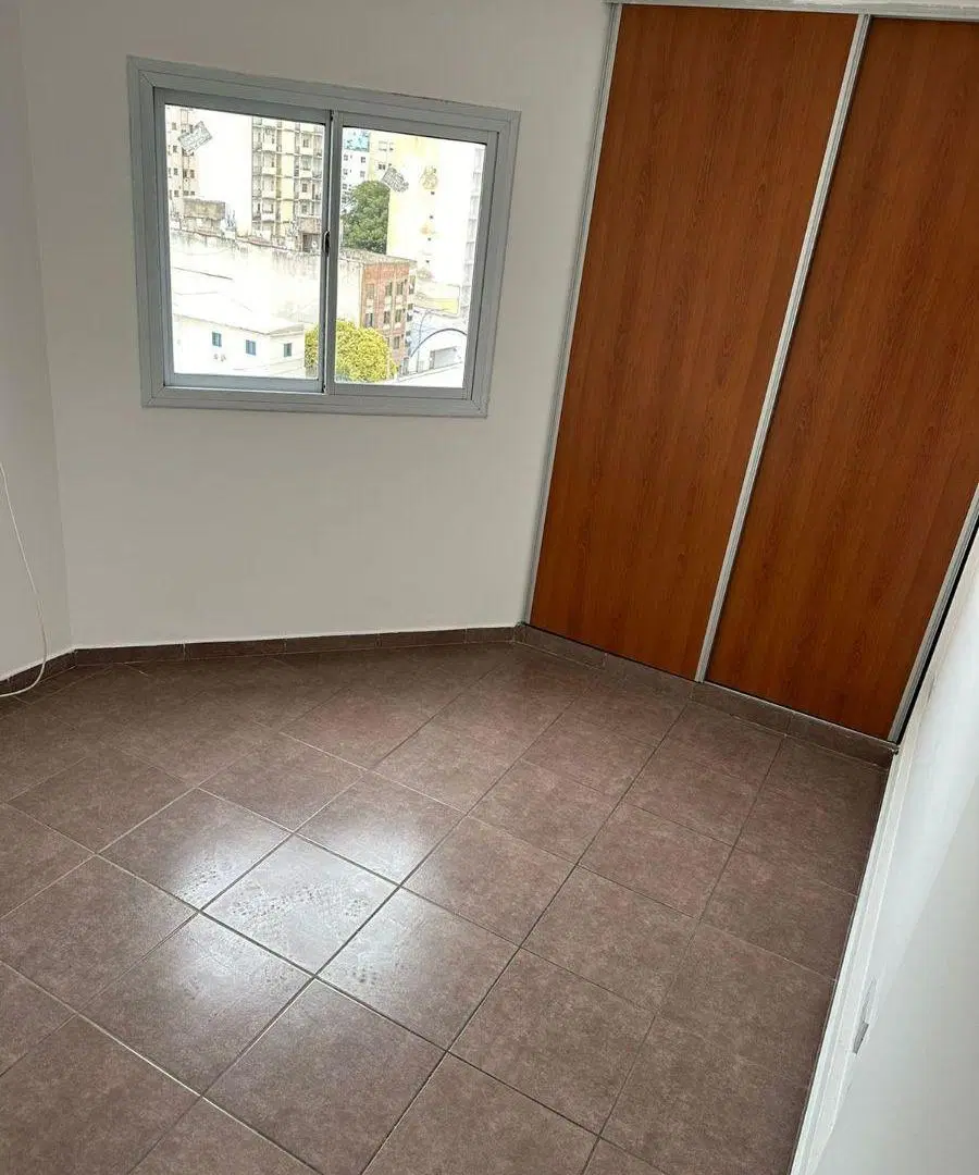 Departamento con balcón! Amplio! Alberdi! 5