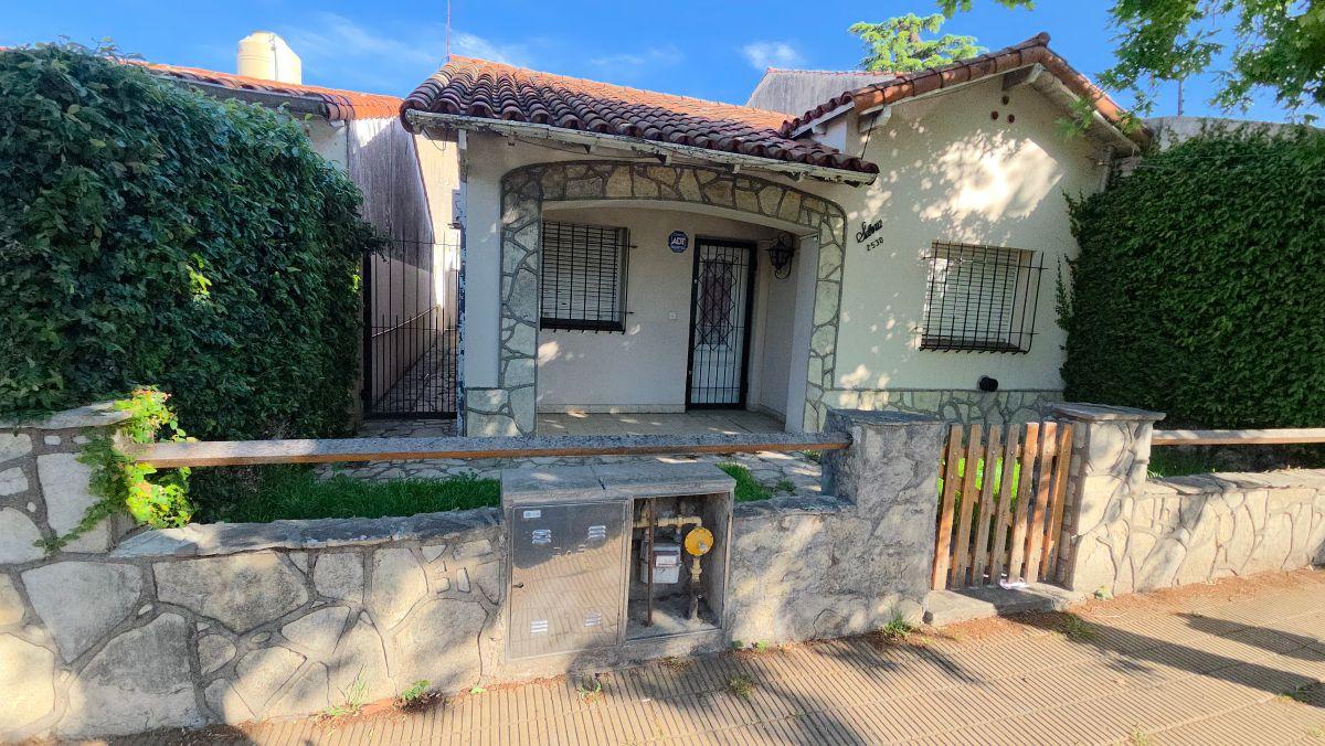 Foto de Casa tipo Chalet con una segunda vivienda al fondo en Olivos, imagen 2