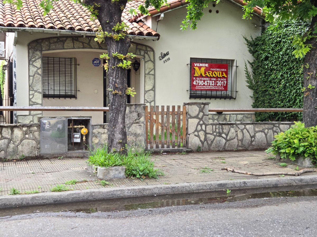 Foto de Casa tipo Chalet con una segunda vivienda al fondo en Olivos, imagen 2